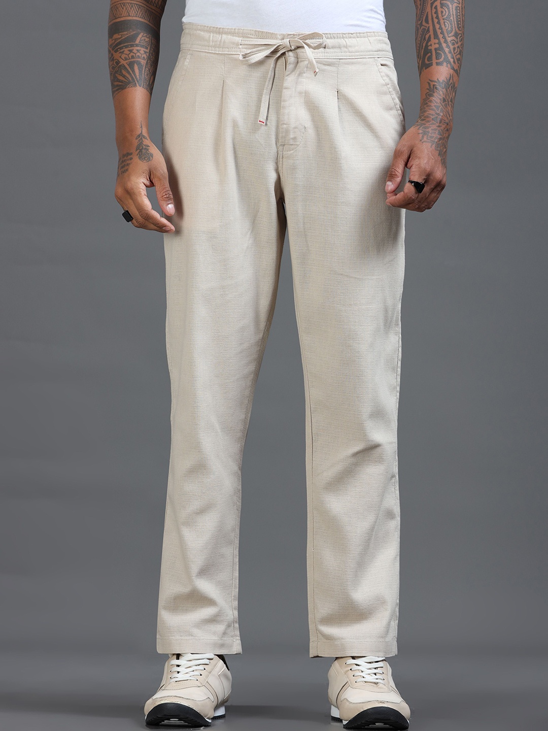 

The Roadster Lifestyle Co Men Relaxed Fit Mid-Rise Trousers, Cream