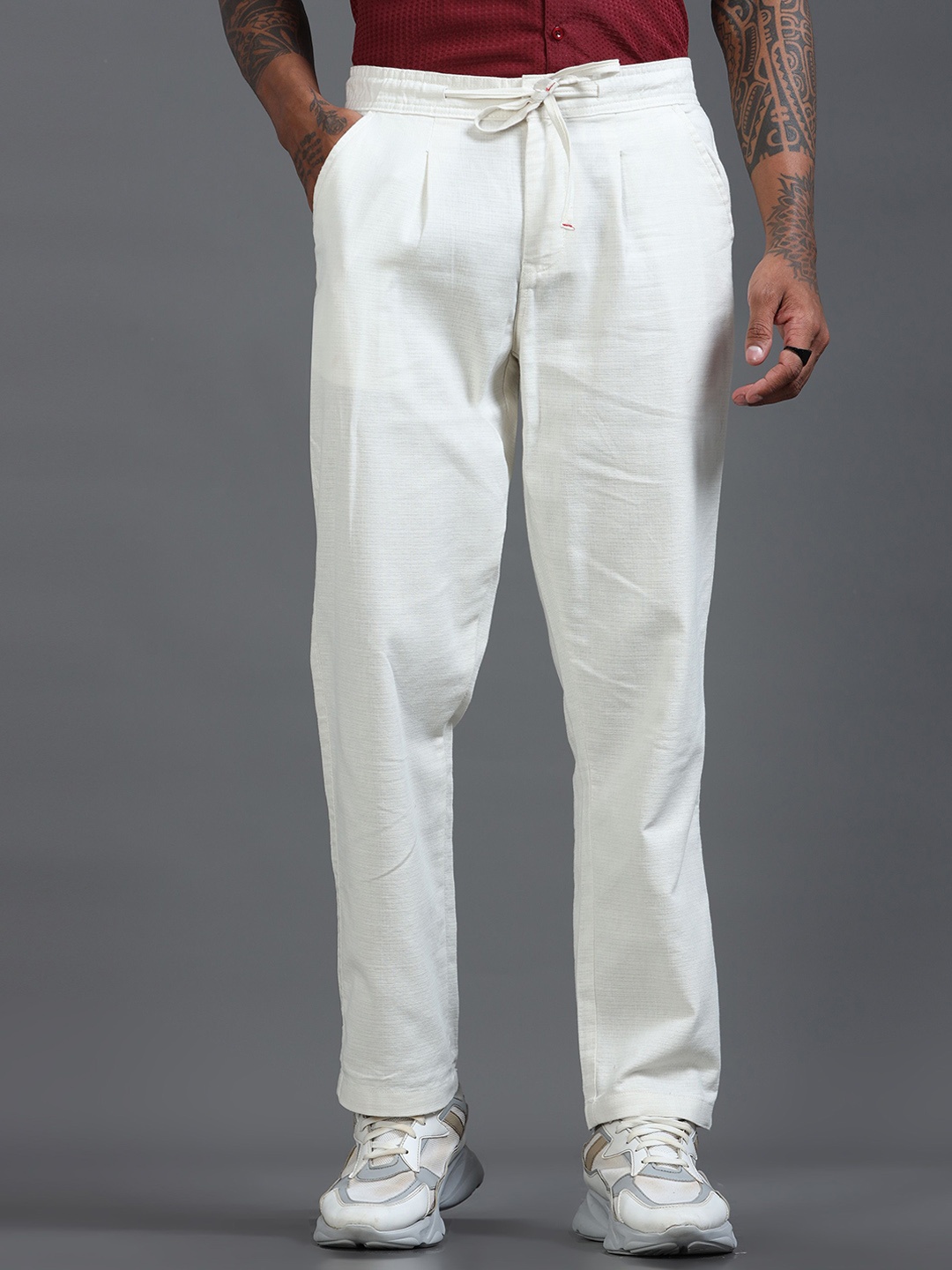 

The Roadster Lifestyle Co Men Mid-Rise Relaxed Fit Trousers, Off white