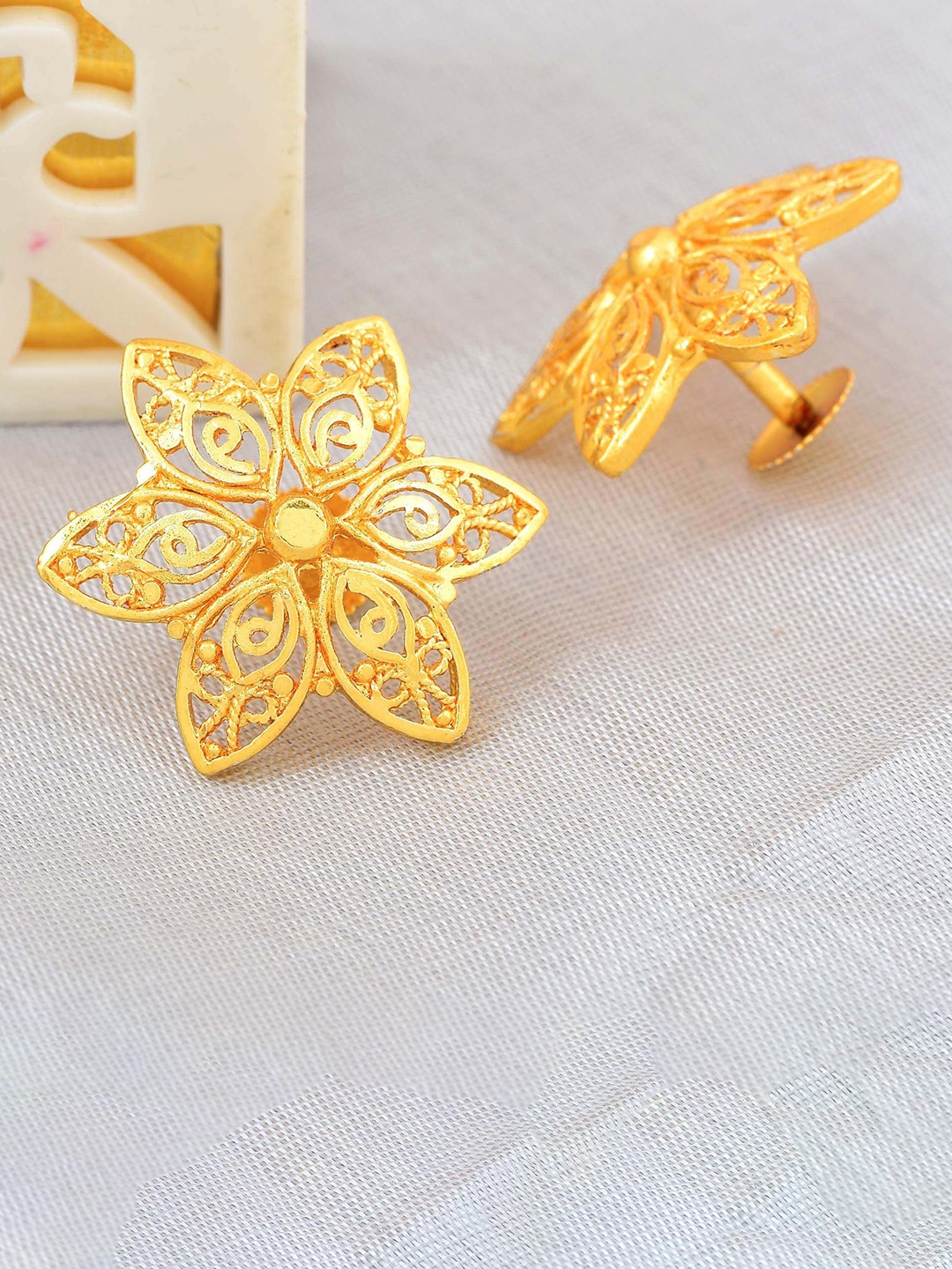 

MEMOIR Gold-Plated Floral Shaped Studs