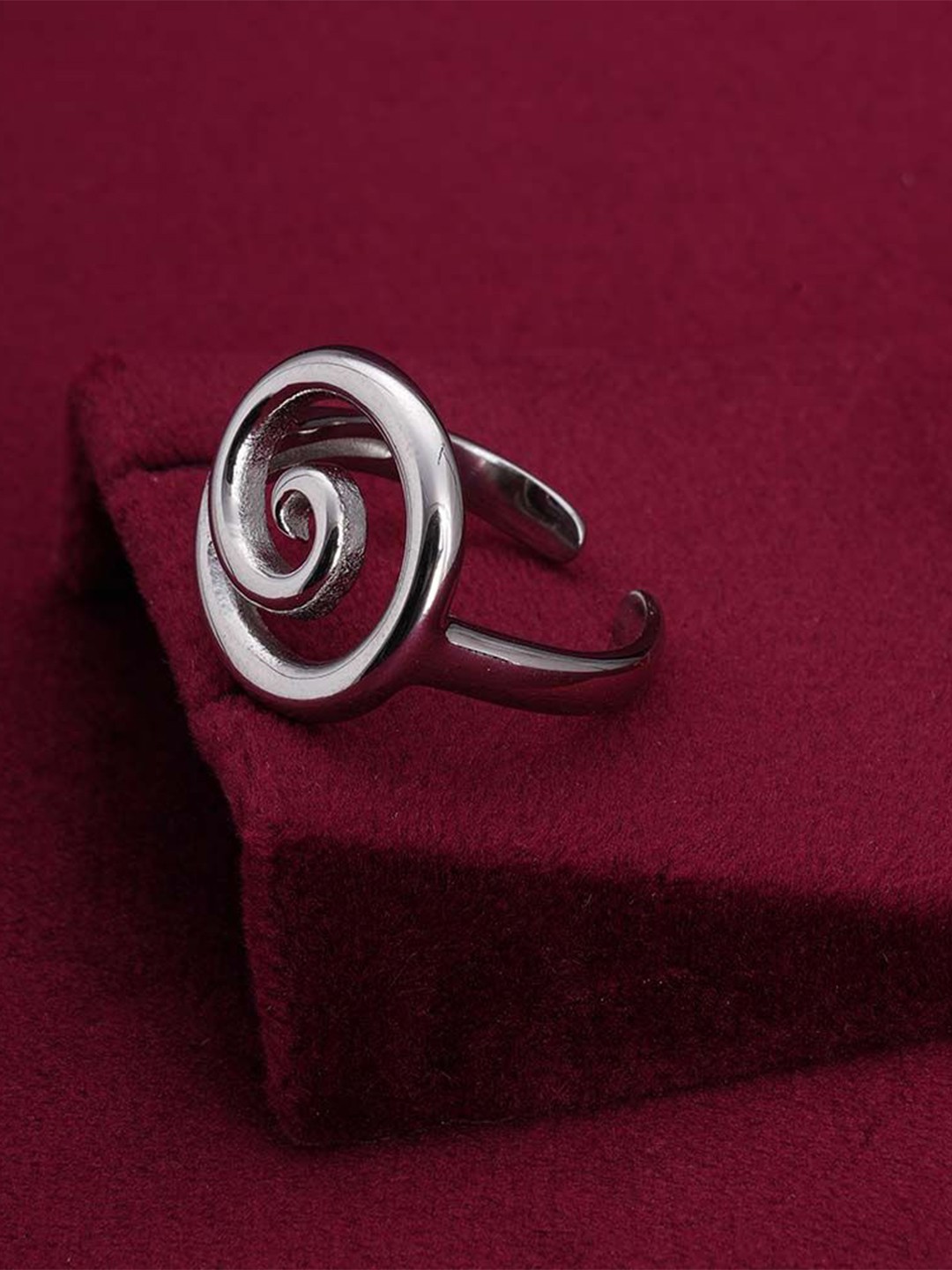 

PALMONAS Anti Tarnish Silver-Plated Stainless Steel Swirling Symphony Finger Ring