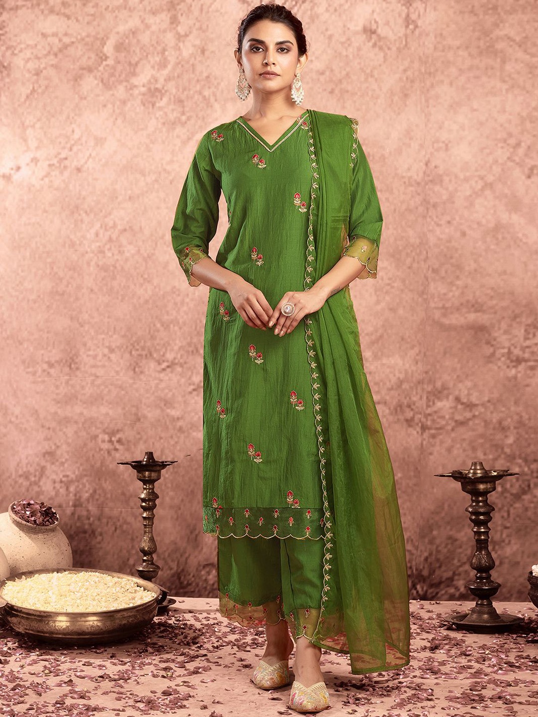 

SKYLEE Green Ethnic Motifs Embroidered Thread Work Straight Kurta With Palazzos & Dupatta