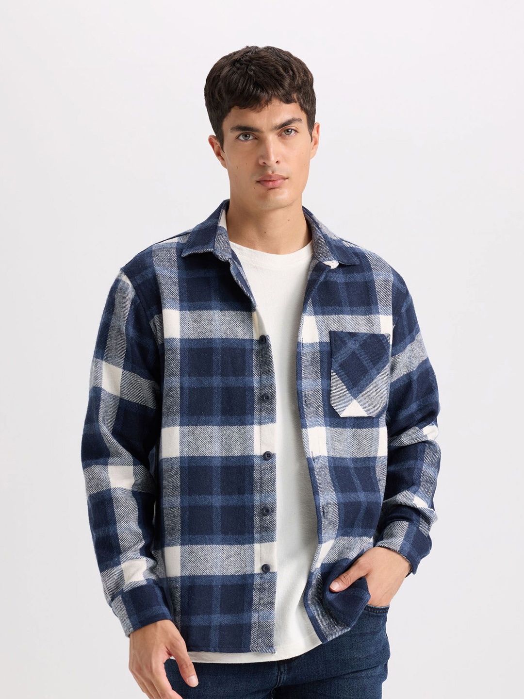 

DeFacto Men Opaque Checked Casual Shirt, Na