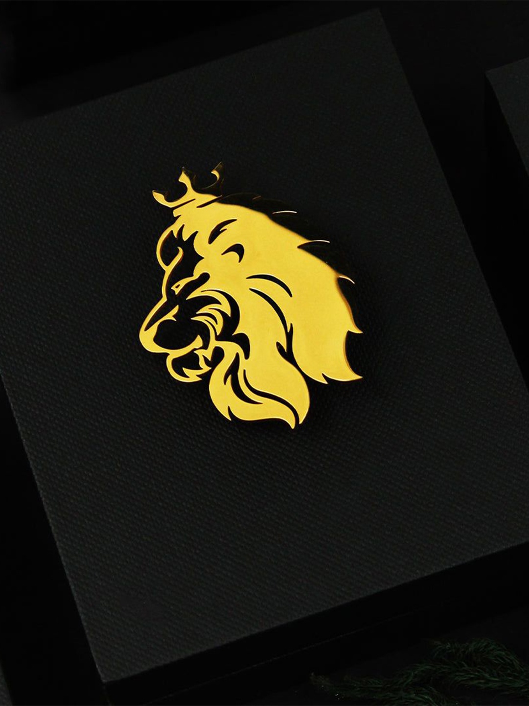 

PELUCHE Men Regal Lion Golden Minimal Lapel Pin Brooch, Gold