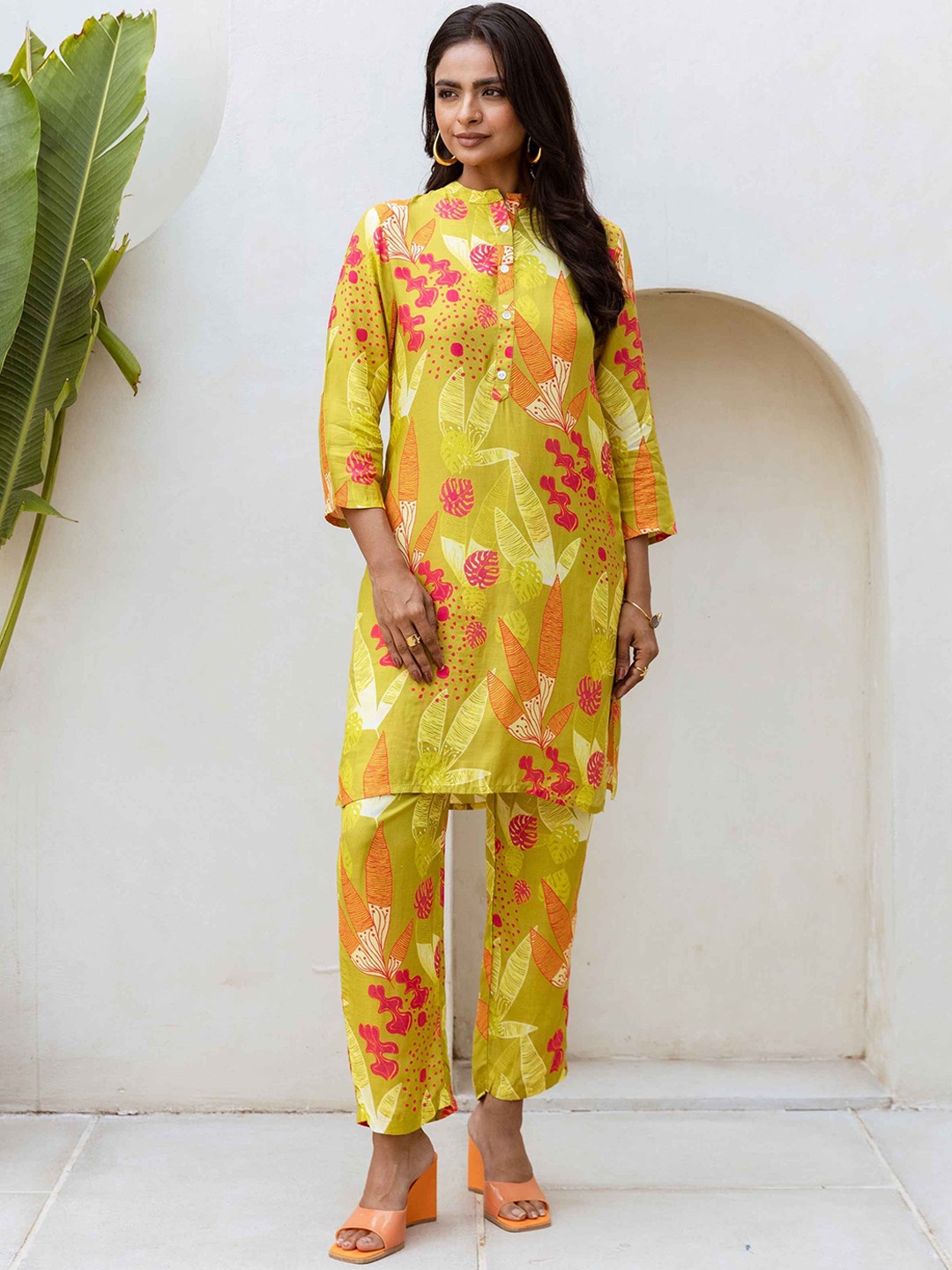 

HUKUM Floral Printed Mandarin Collar Three-Quarter Sleeves Pure Silk Top With Trouser, Green