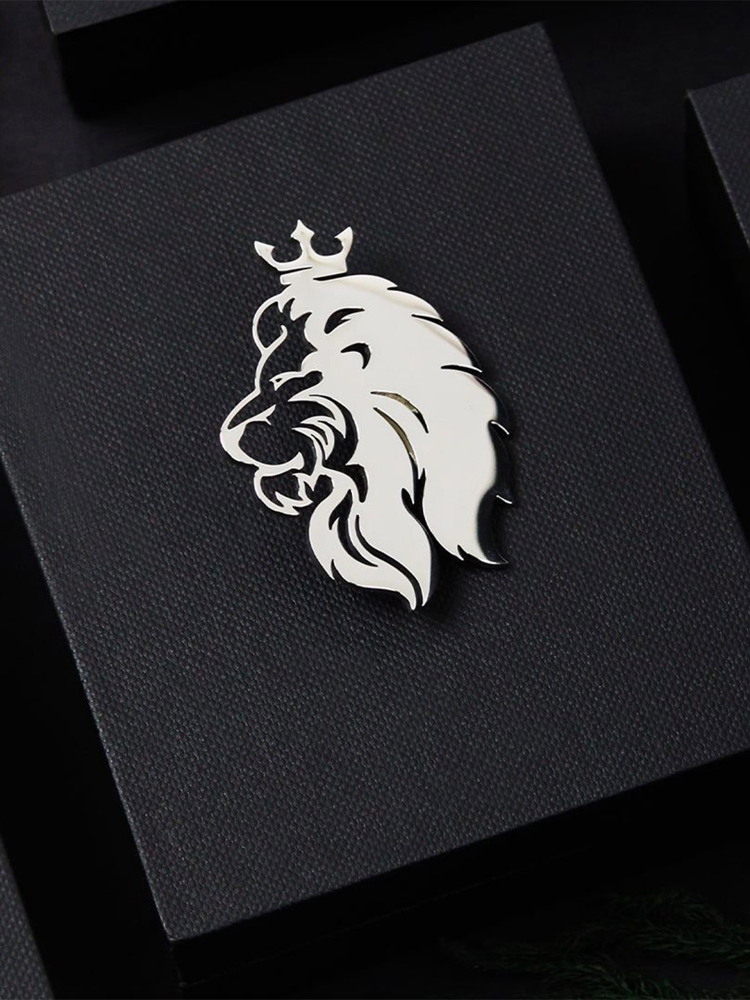 

PELUCHE Men Regal Lion Silver Minimal Lapel Pin Brooch
