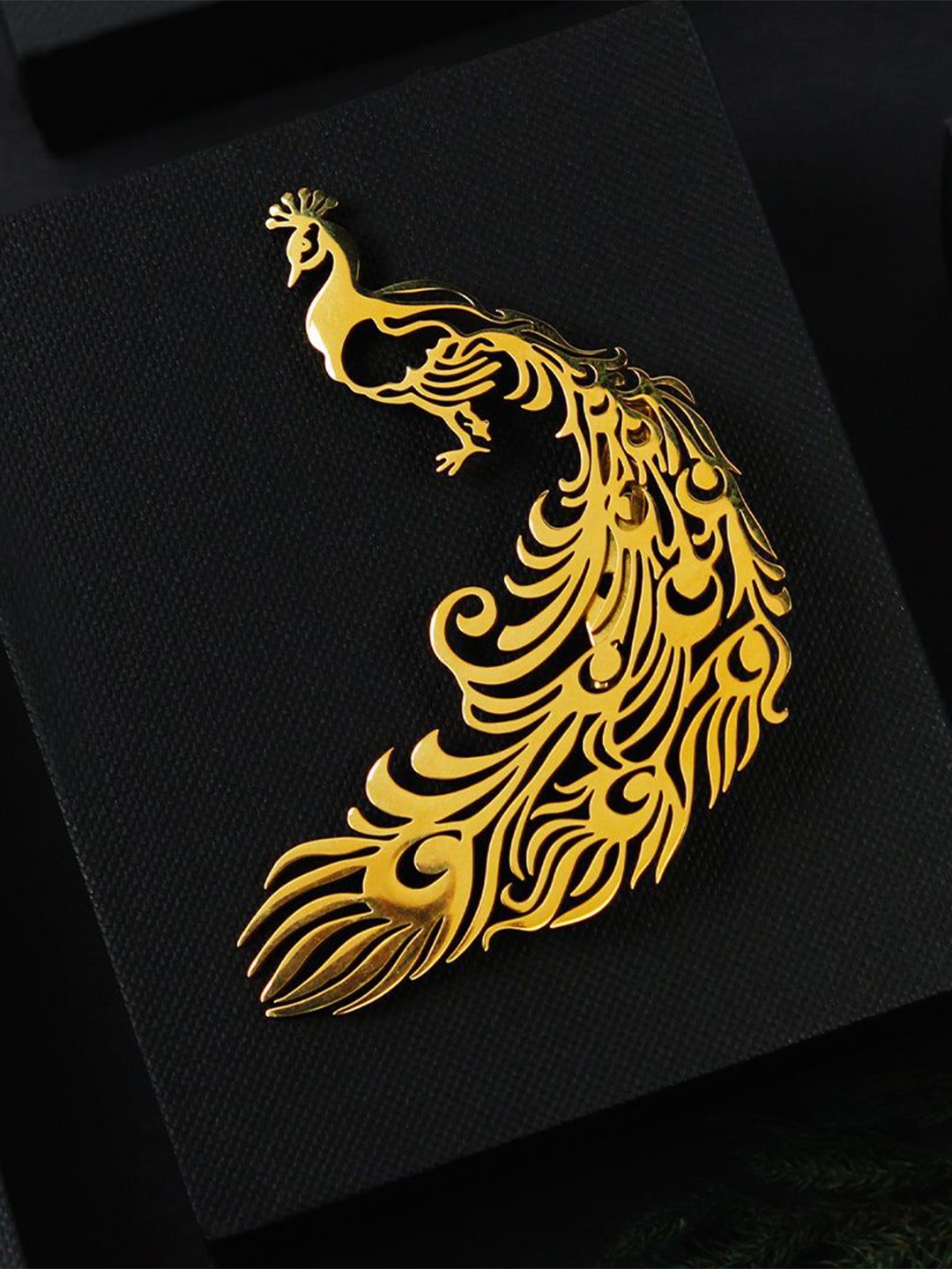 

PELUCHE Men Peacock Elegance Golden Minimal Lapel Pin Brooch, Gold