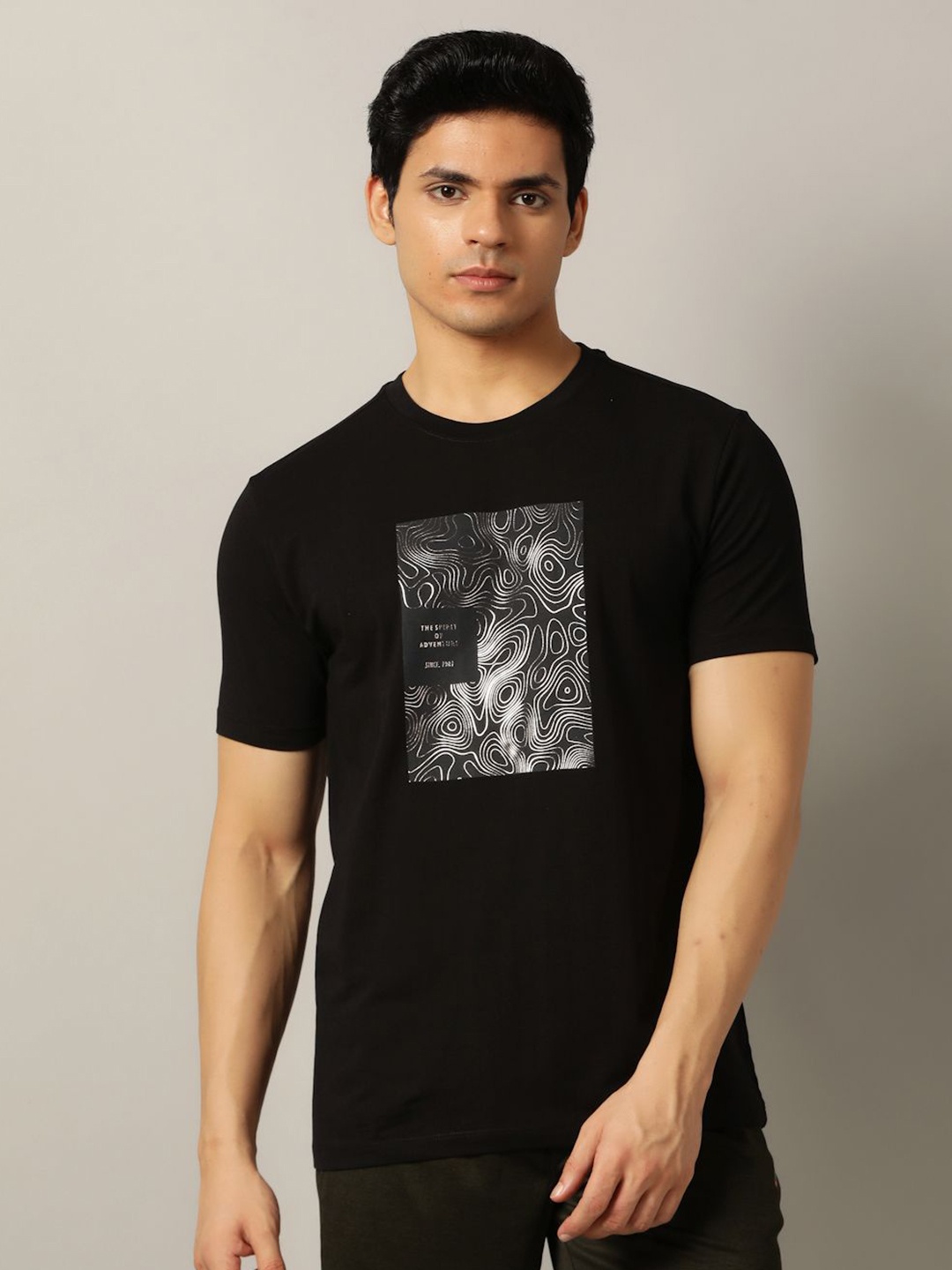 

JADE BLUE Men Printed Applique Slim Fit T-shirt, Black