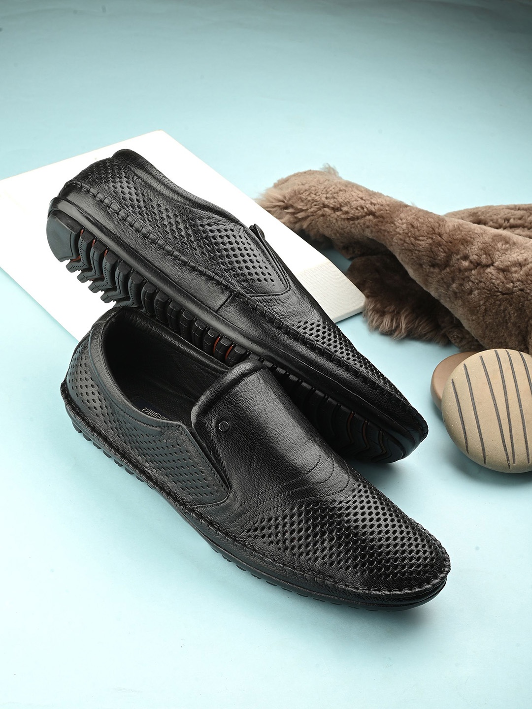 

Egoss Men Textured Leather Loafers, Black