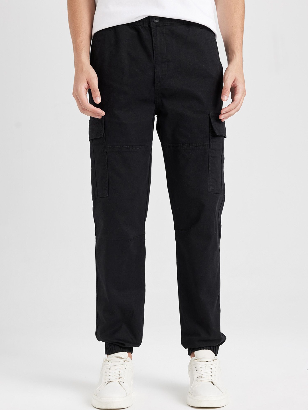 

DeFacto Men Regular Fit Mid-Rise Cargos, Black