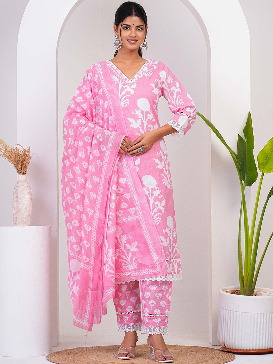 

PrettyNight Women Floral Printed Regular Thread Work Pure Cotton Kurta with Trousers & With Dupatta, Pink