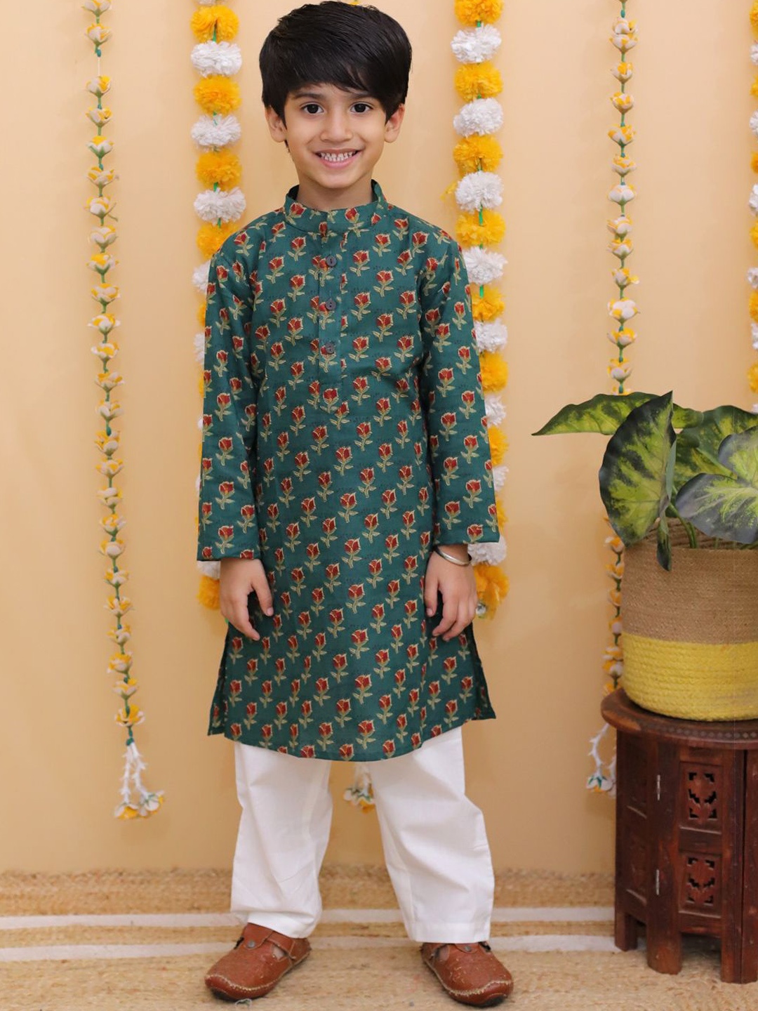 

UNBIND Boys Floral Printed Regular Pure Cotton Kurta with Trousers, Green