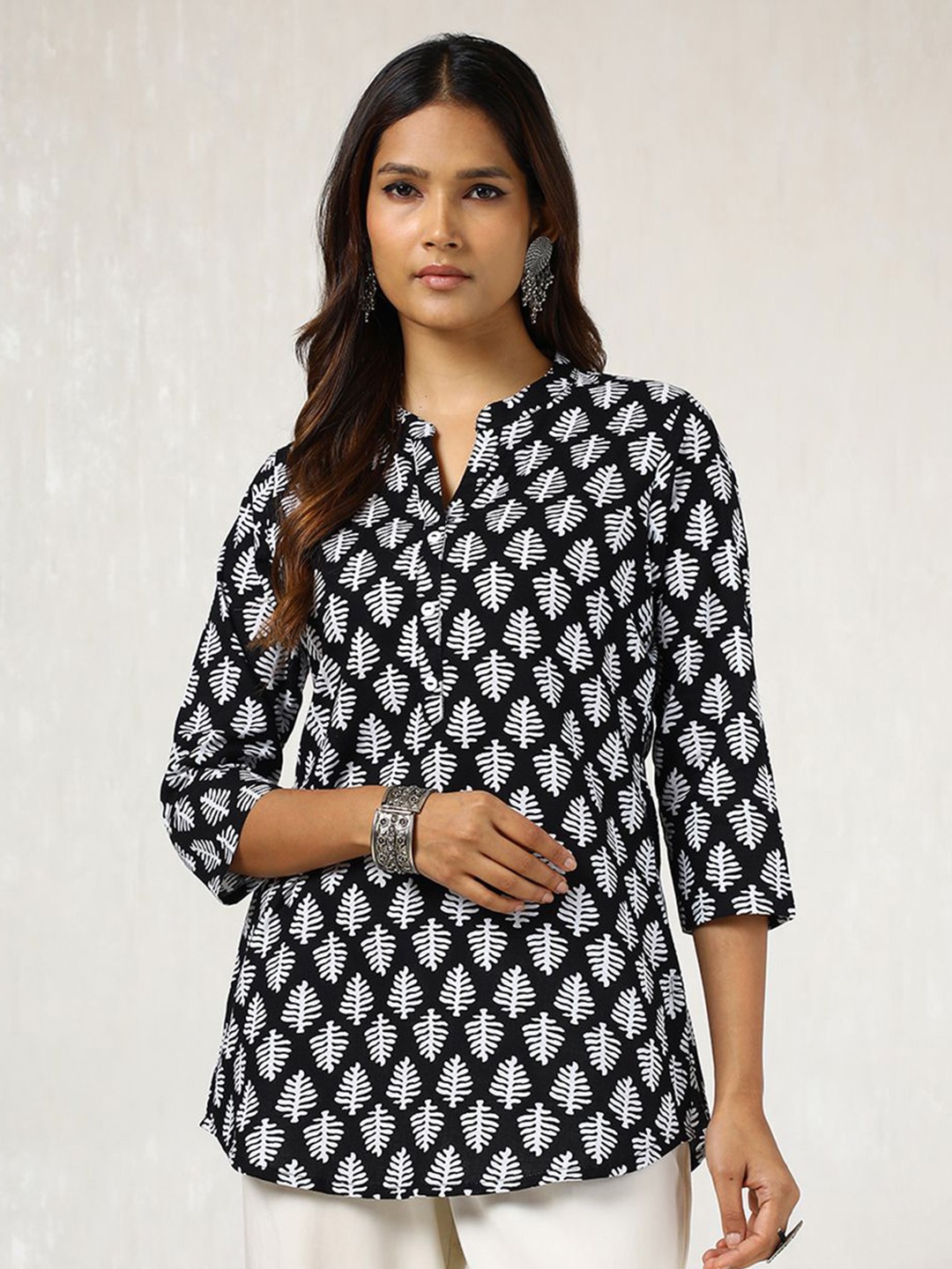 

Soch Women Mandarin Collar Printed Pure Cotton Tunic, Black