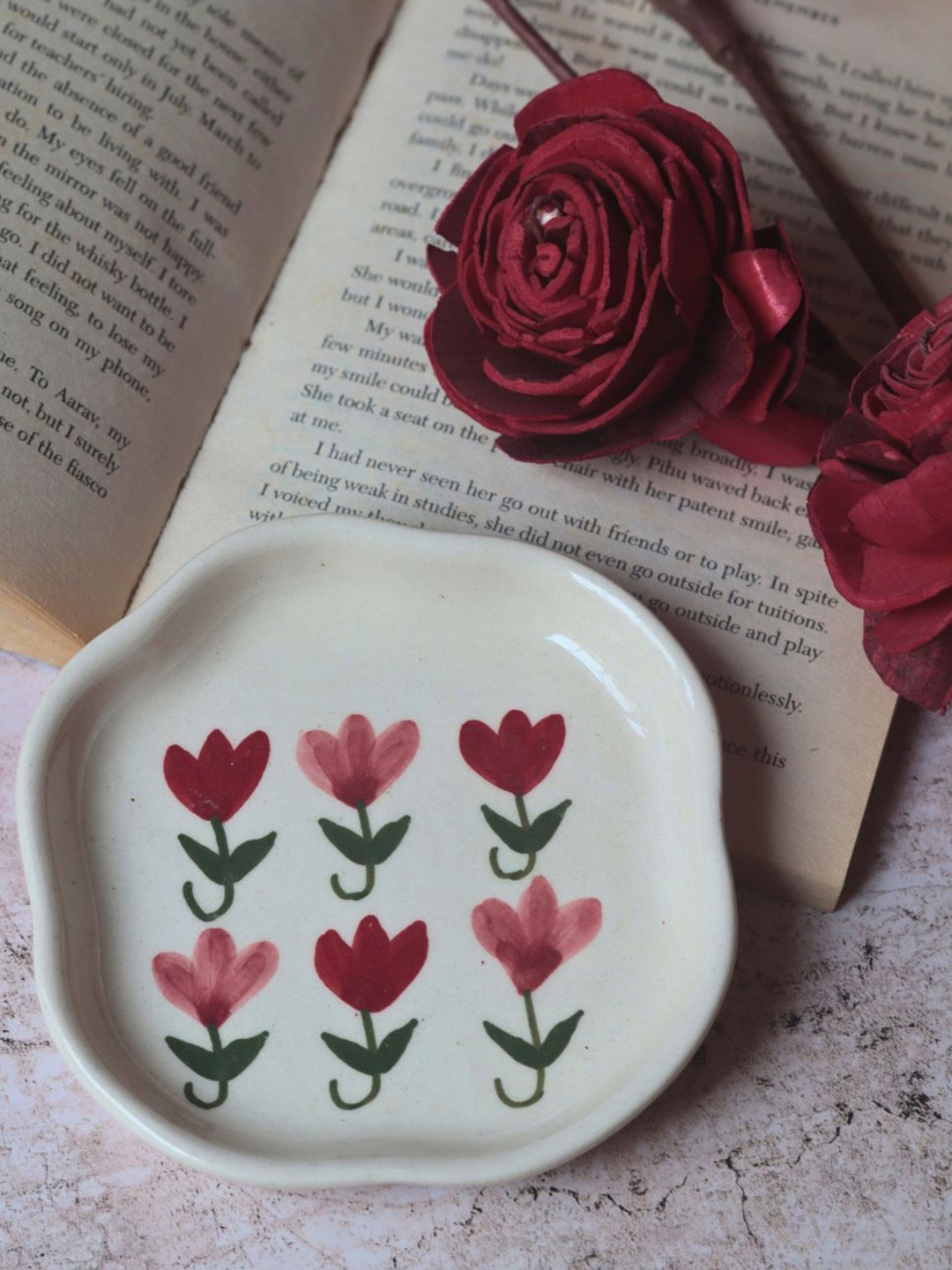 

WEAVING HOMES Red & White Printed Ceramic Glossy Dishwasher Safe Plate