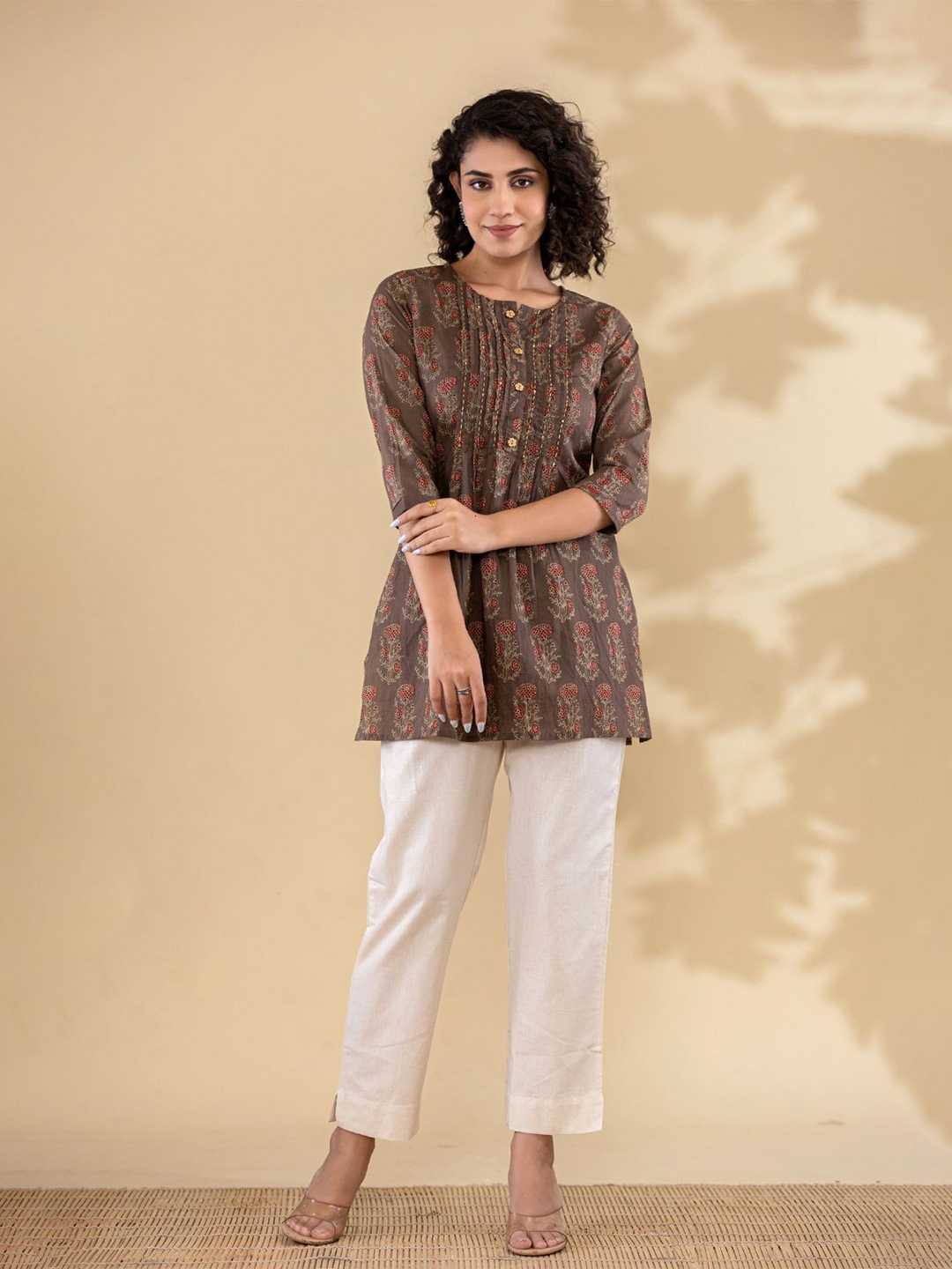 

Do Dhaage Women Floral Printed Pure Cotton Pleated Kurti, Brown