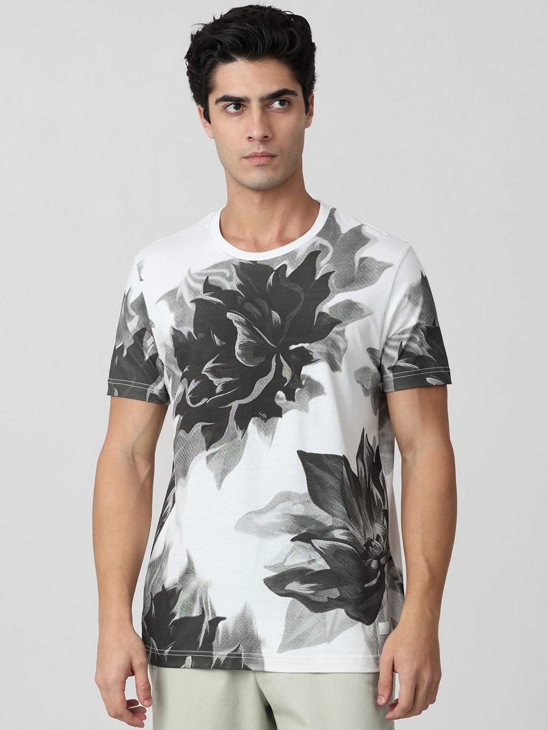 

Mufti Men Floral Printed Slim Fit T-shirt, Grey