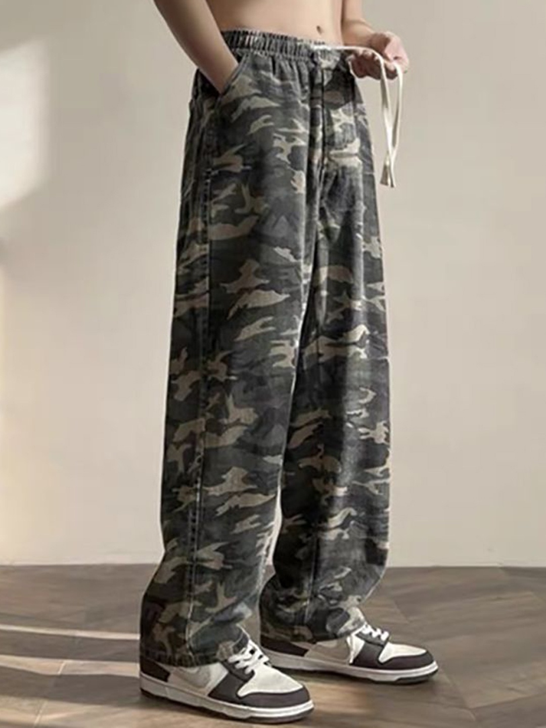 

StyleCast x Revolte Men Camouflage Printed Easy Wash Mid Rise Trousers, Green