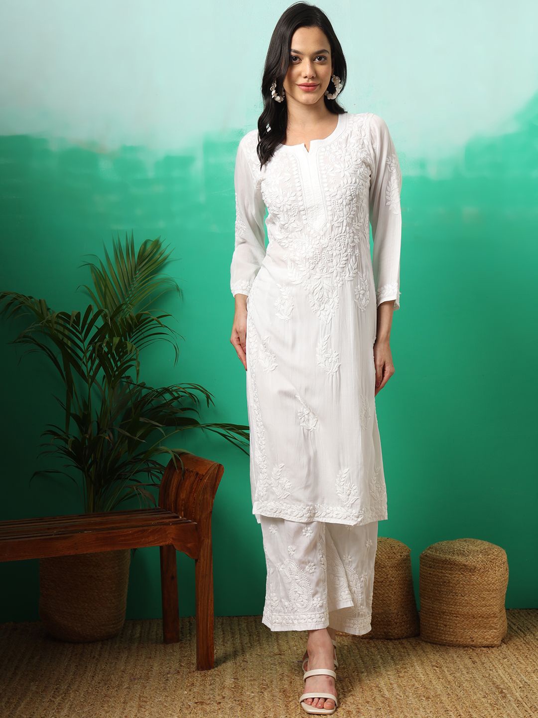

The Chikan Label Floral Embroidered Chikankari Round Neck Straight Kurta, White
