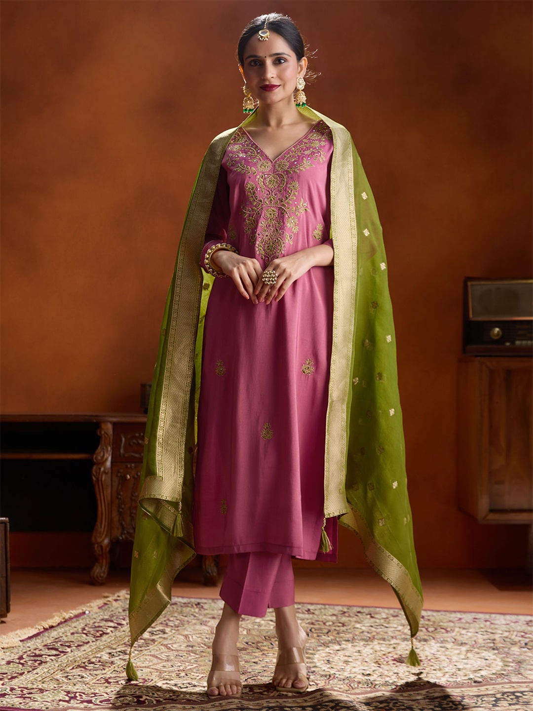 

WOMEN PLUS Floral Embroidered Straight Beads & Stones Kurta with Trousers & Dupatta, Pink