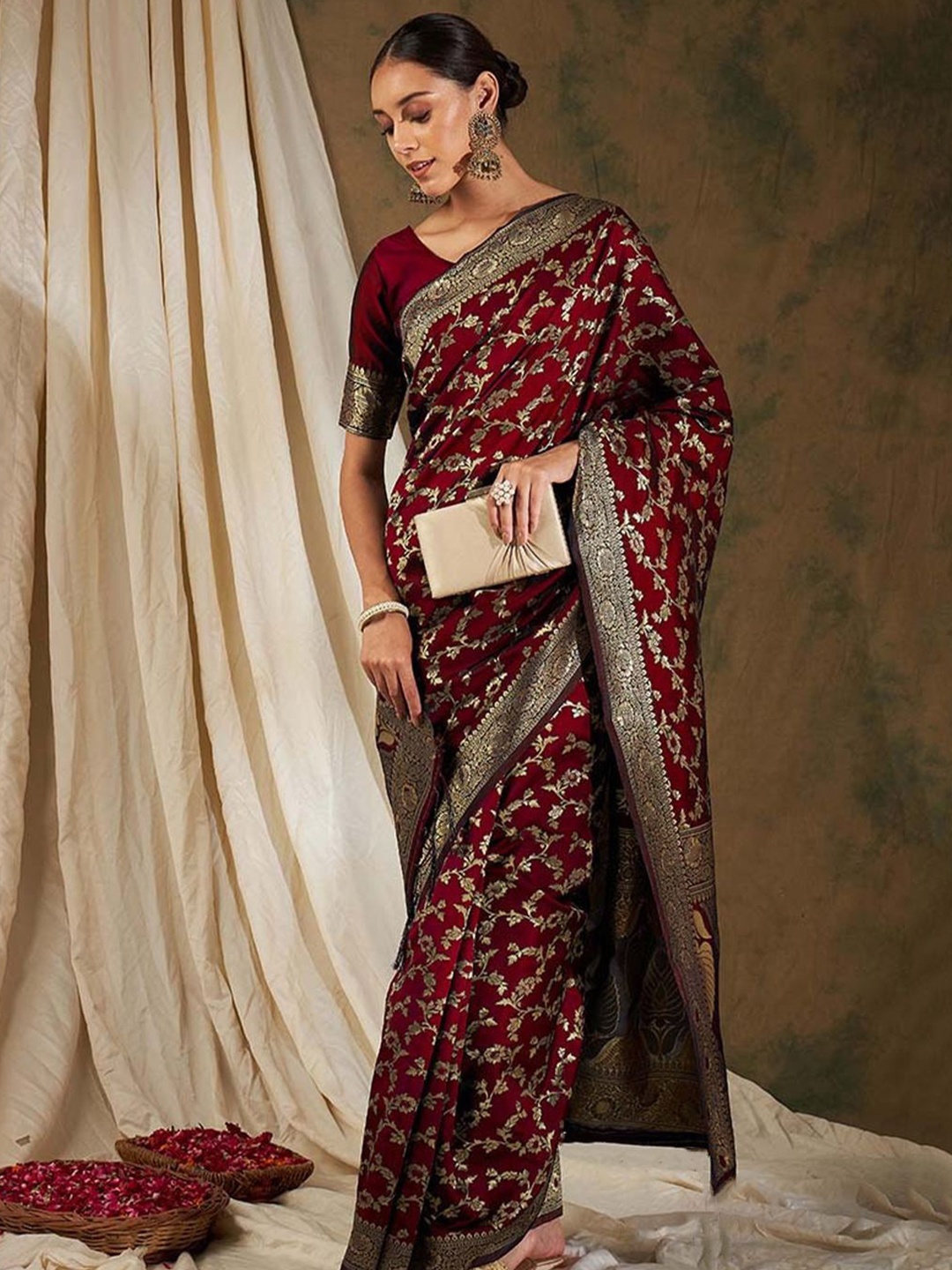 

MANMOHITSAREE Woven Design Kanjeevaram Saree, Maroon
