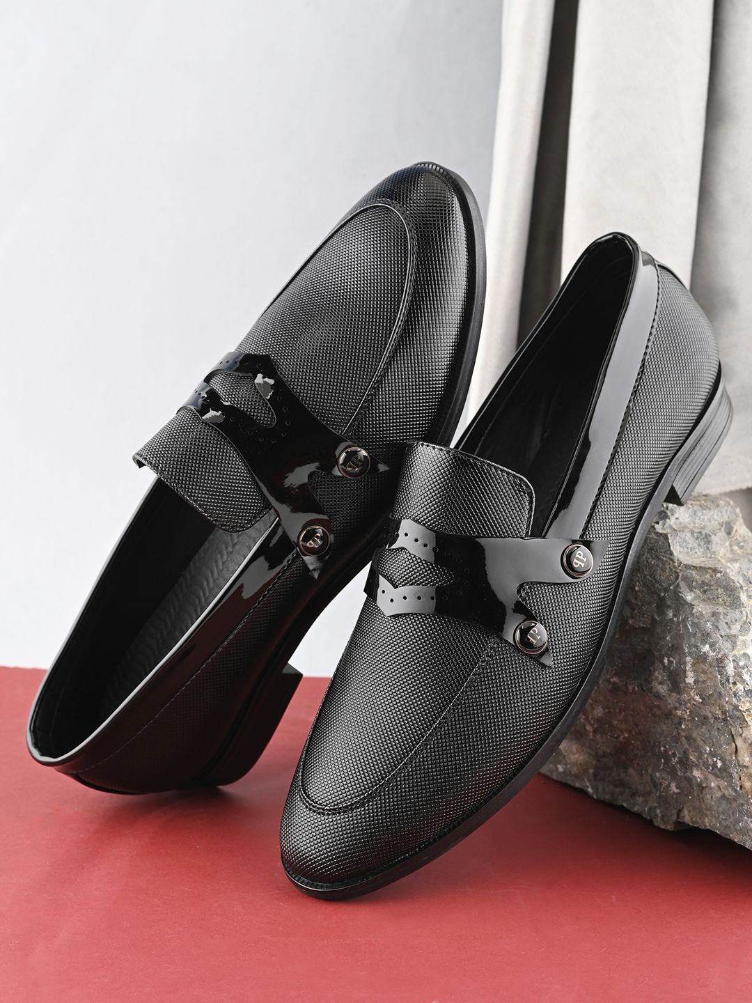 

INVICTUS Men Textured Slip on Formal Loafers, Black