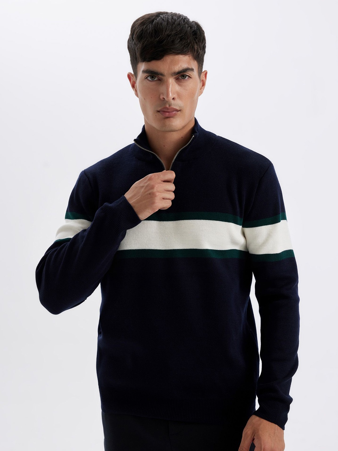 

DeFacto Men Colourblocked Pullover, Black