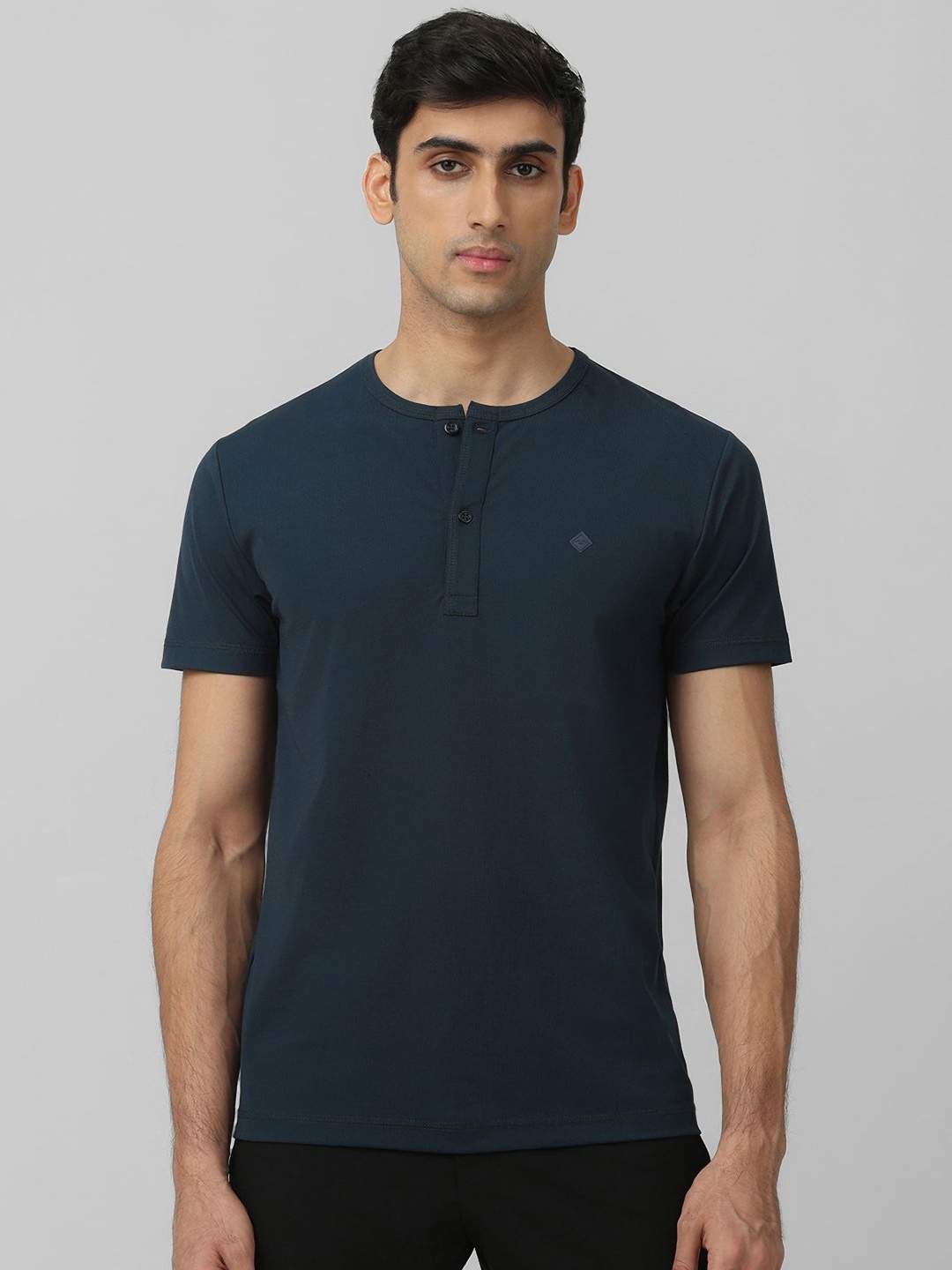 

Mufti Men Henley Neck Applique Slim Fit T-shirt, Teal