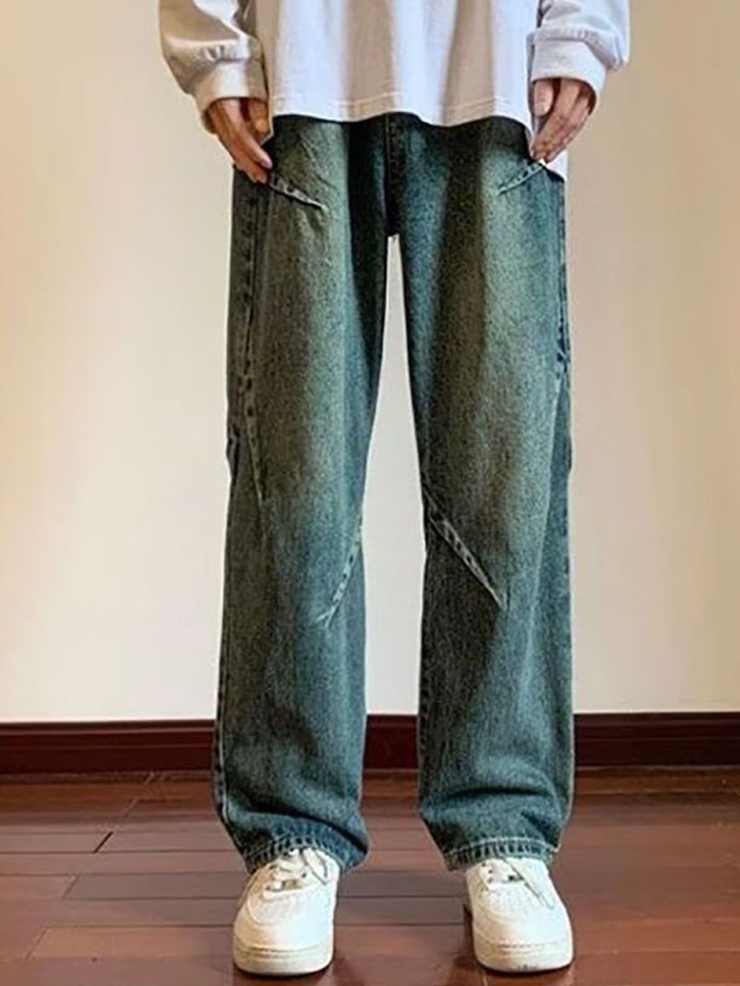 

StyleCast x Revolte Men Light Fade Mid-Rise Mom Fit Jeans, Blue