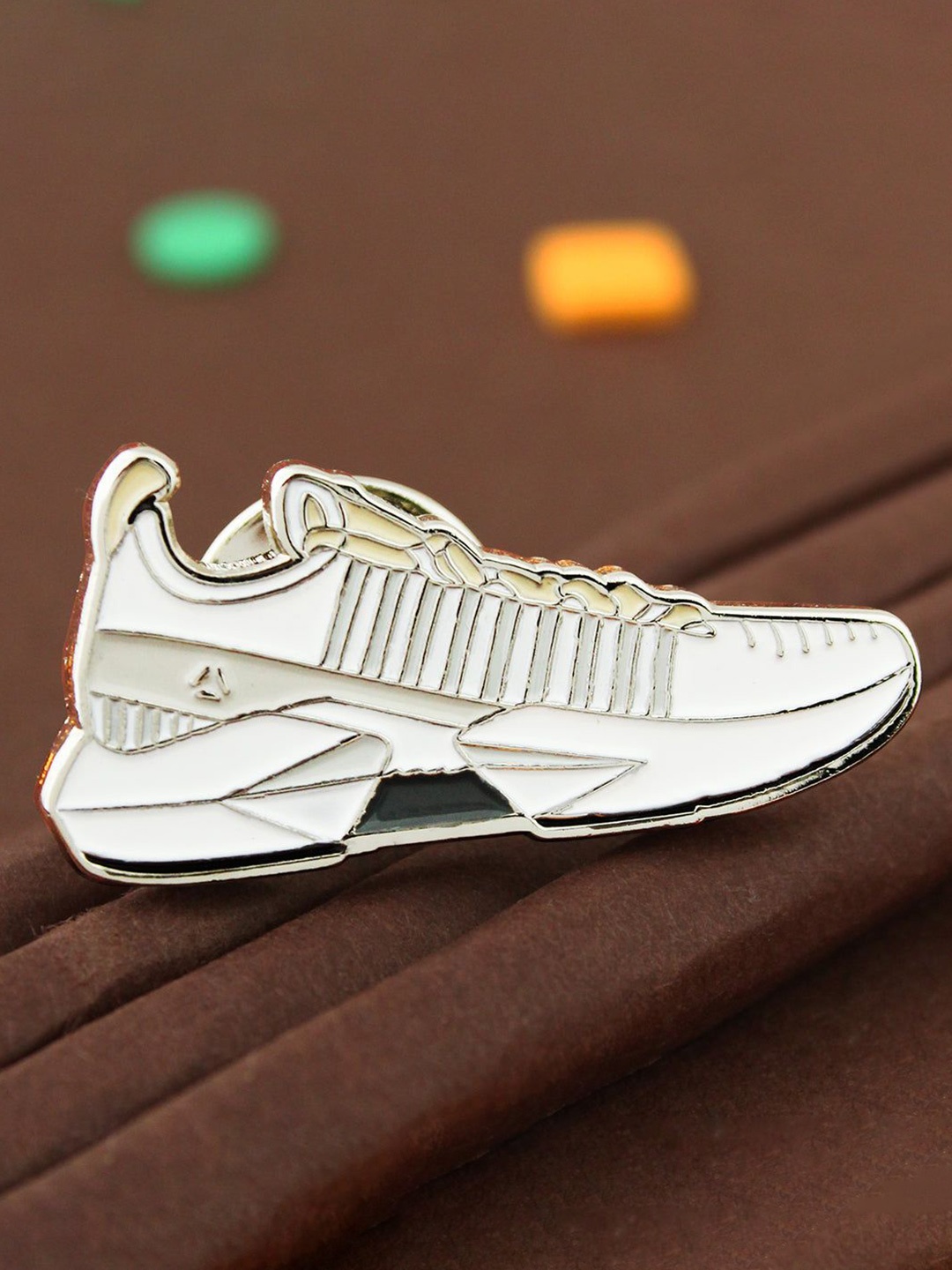 

PELUCHE Men Shoe Shaped Lapel Pin Brooch, White