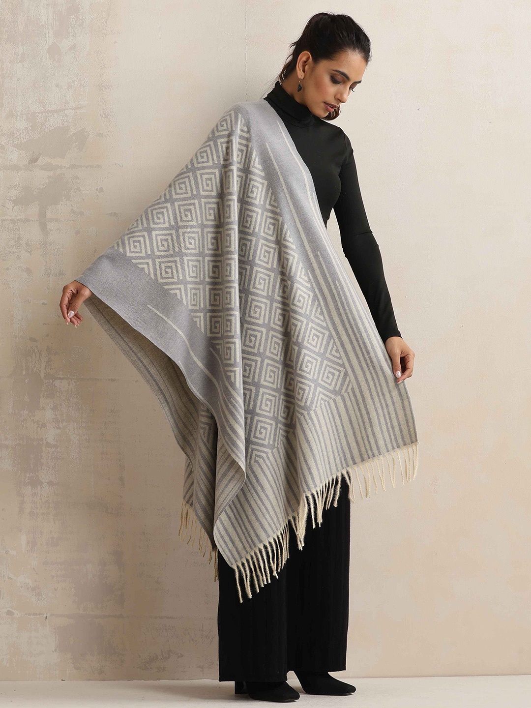 

trueBrowns Grey Geometric Woollen Stole