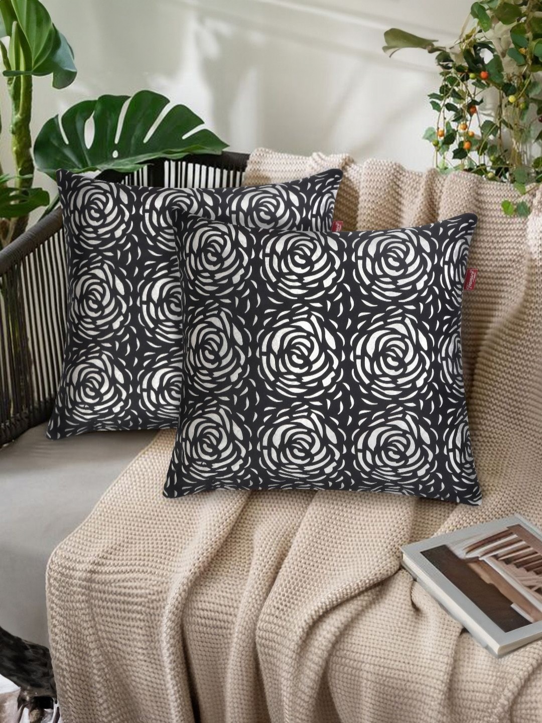 

Tesmare Black & Silver-Toned 2 Pieces Floral Printed Square Cushion Covers