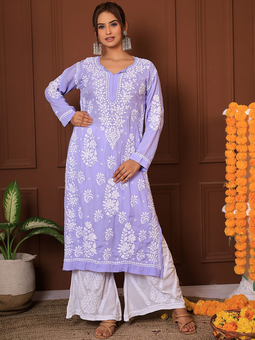 

The Chikan Label Floral Embroidered Chikankari Notched Round Neck Straight Kurta, Lavender