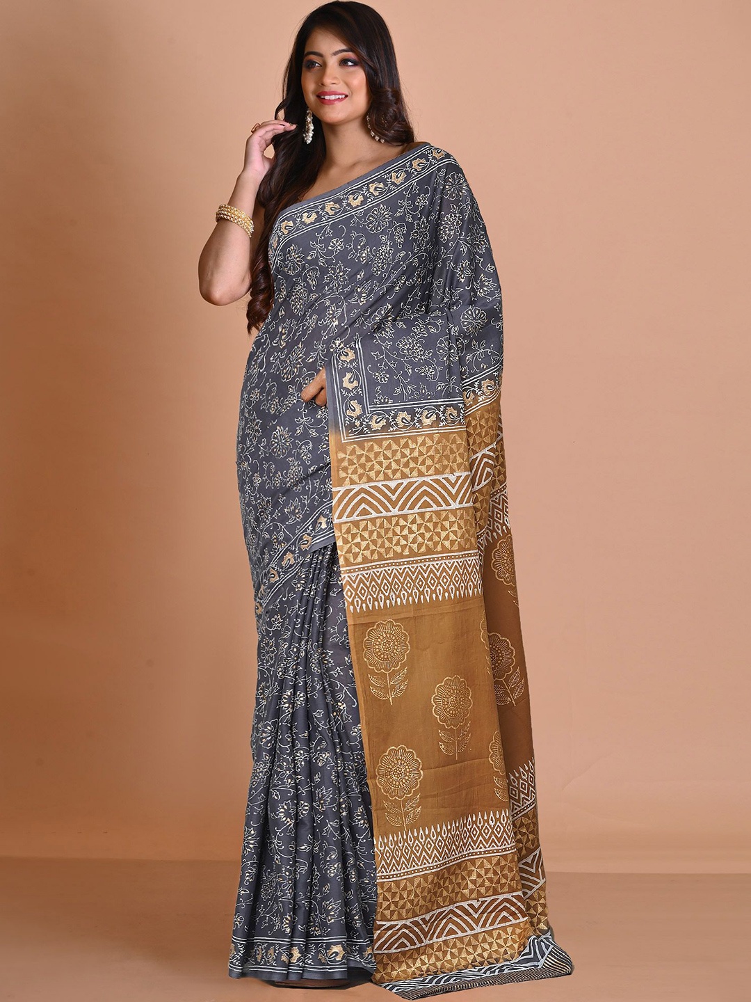 

Unnati Silks Floral Printed Pure Cotton Handloom Saree, Grey