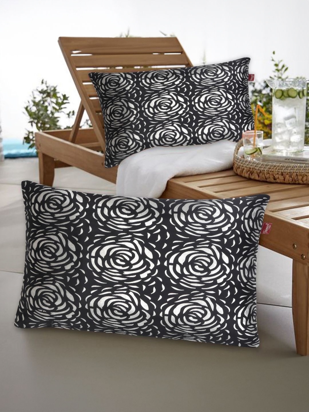 

Tesmare Black & Silver-Toned 2 Pieces Geometric Printed Rectangle Cushion Covers