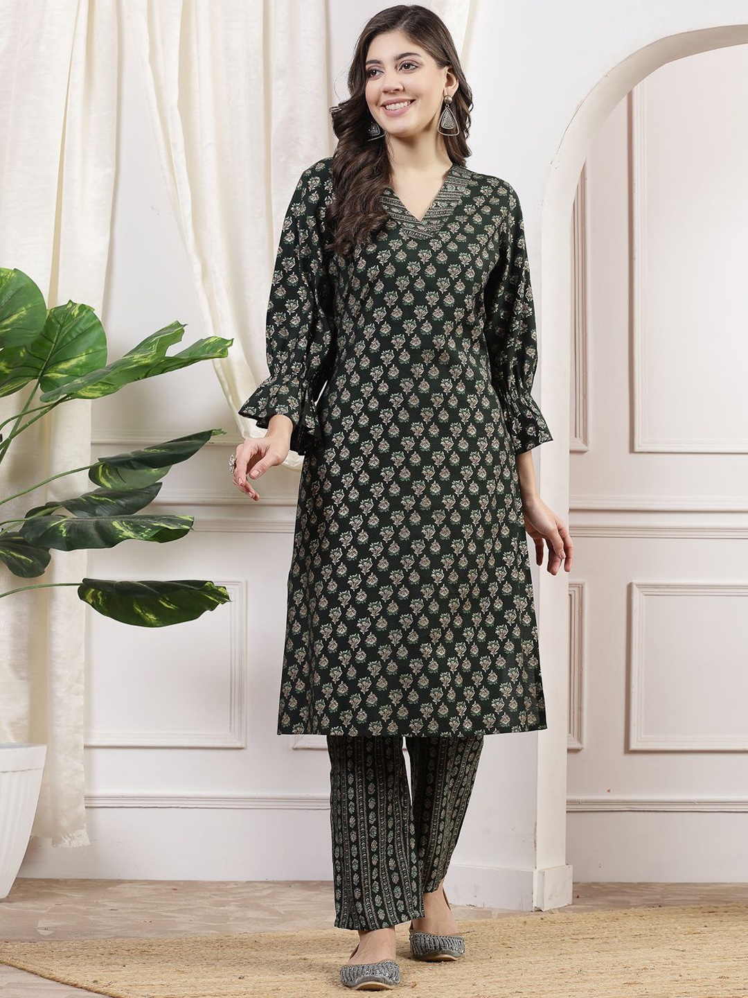 

Nayam By Lakshita Floral Printed Straight Kurta with Trousers, Green