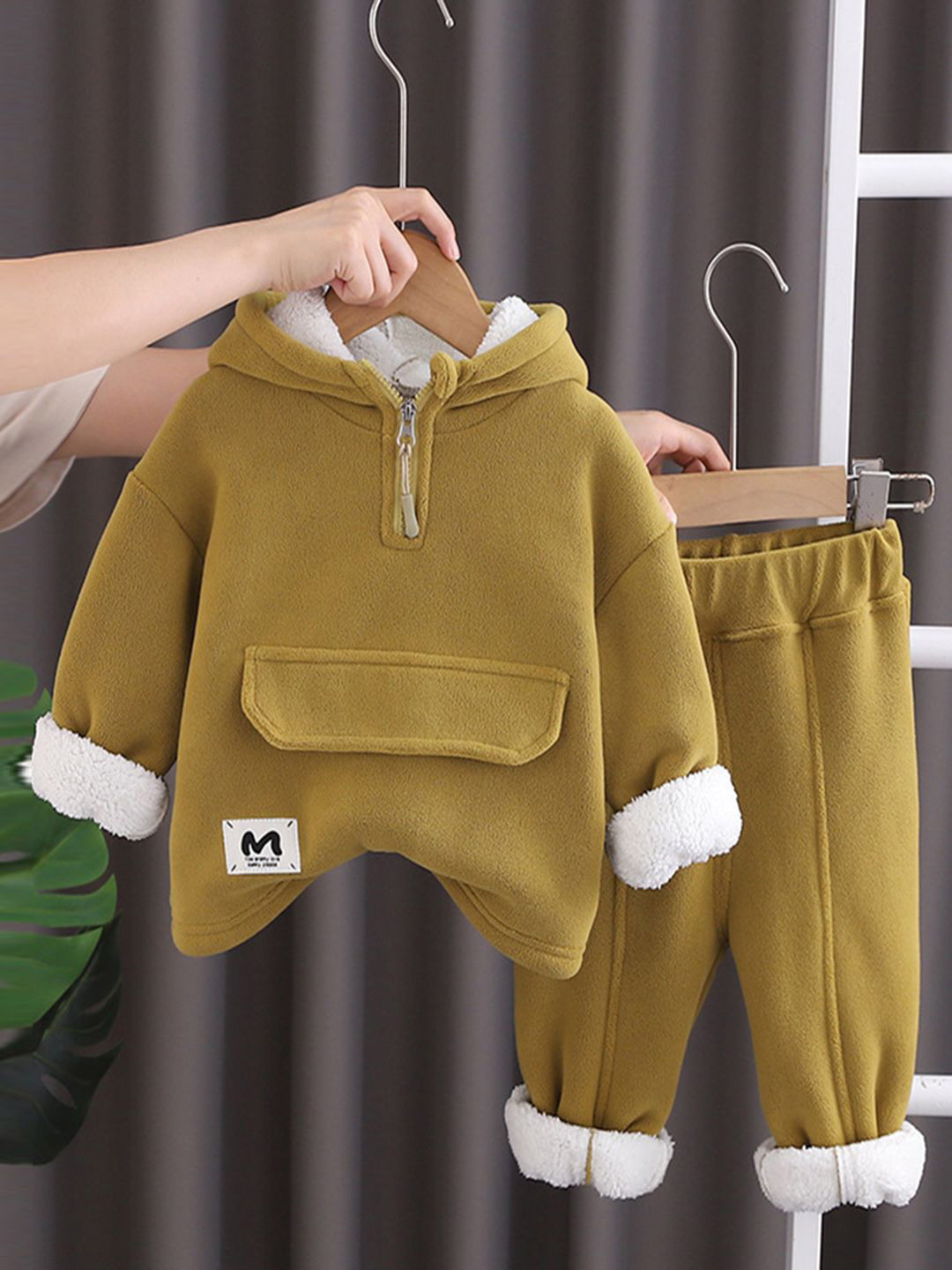 

INCLUD Boys Hooded Sweatshirt with Trousers, Green