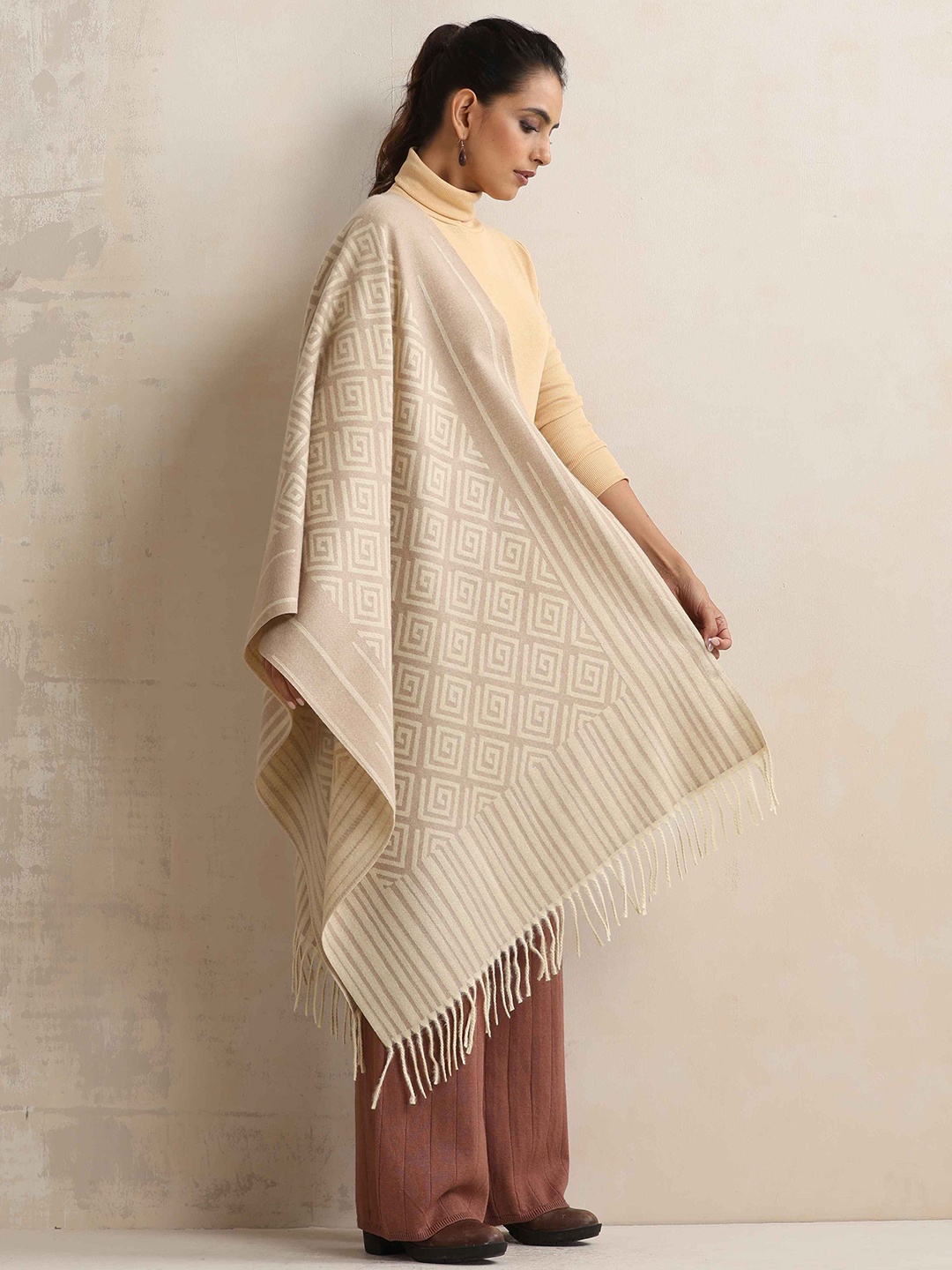 

trueBrowns Beige Geometric Woollen Stole