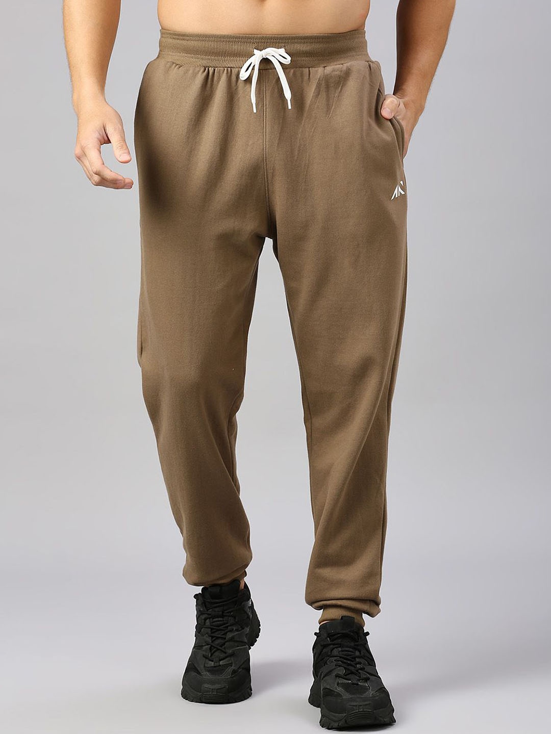 

AESTHETIC NATION Men Relaxed-Fit Mid-Rise Joggers, Brown