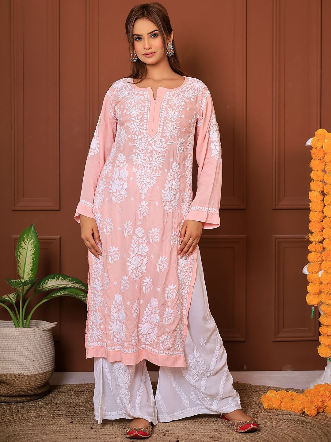 

The Chikan Label Floral Embroidered Chikankari Notched Round Neck Straight Kurta, Peach