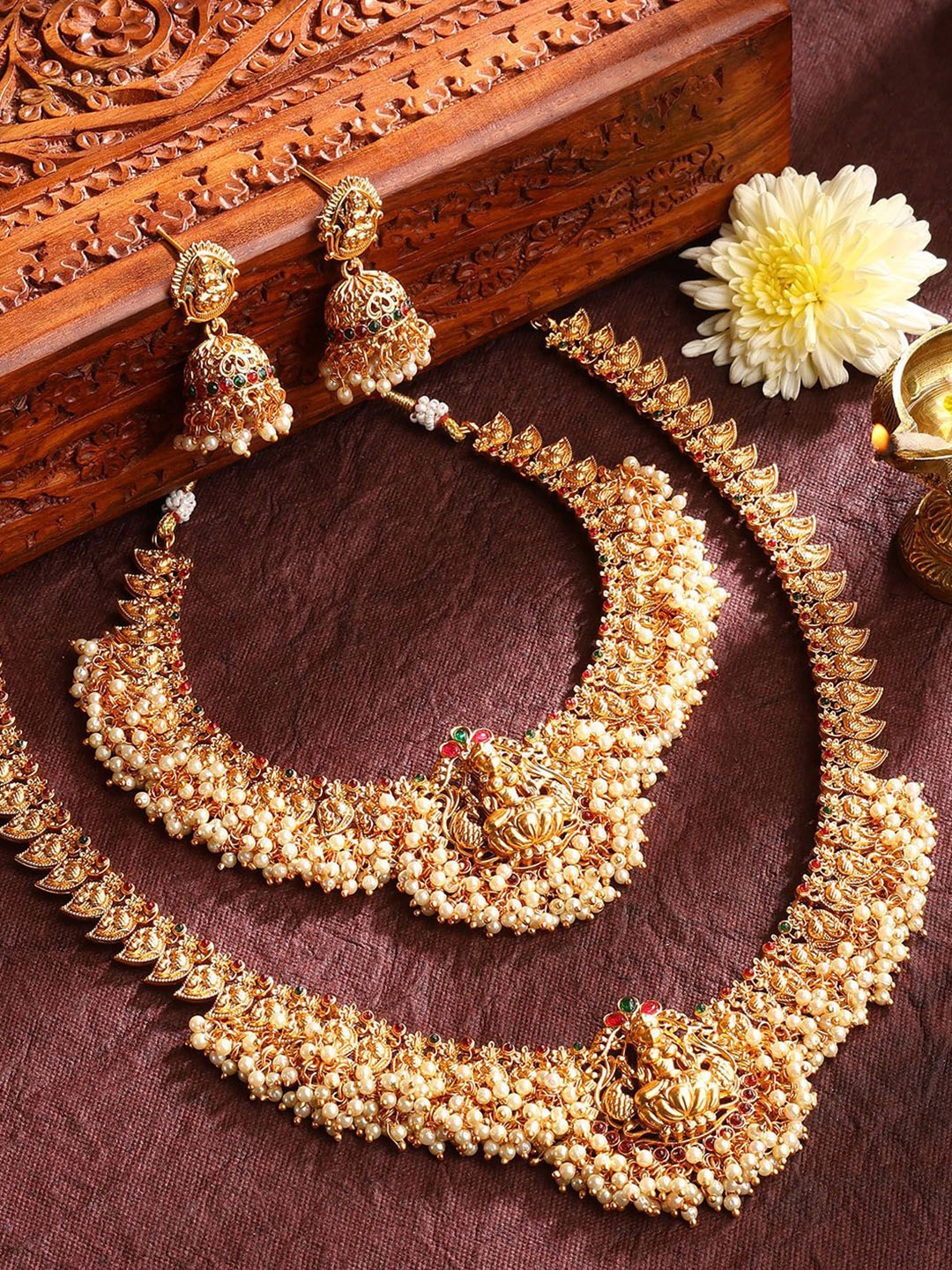 

Priyaasi Gold-Plated Stone Studded & Pearl Beaded Jewellery Set