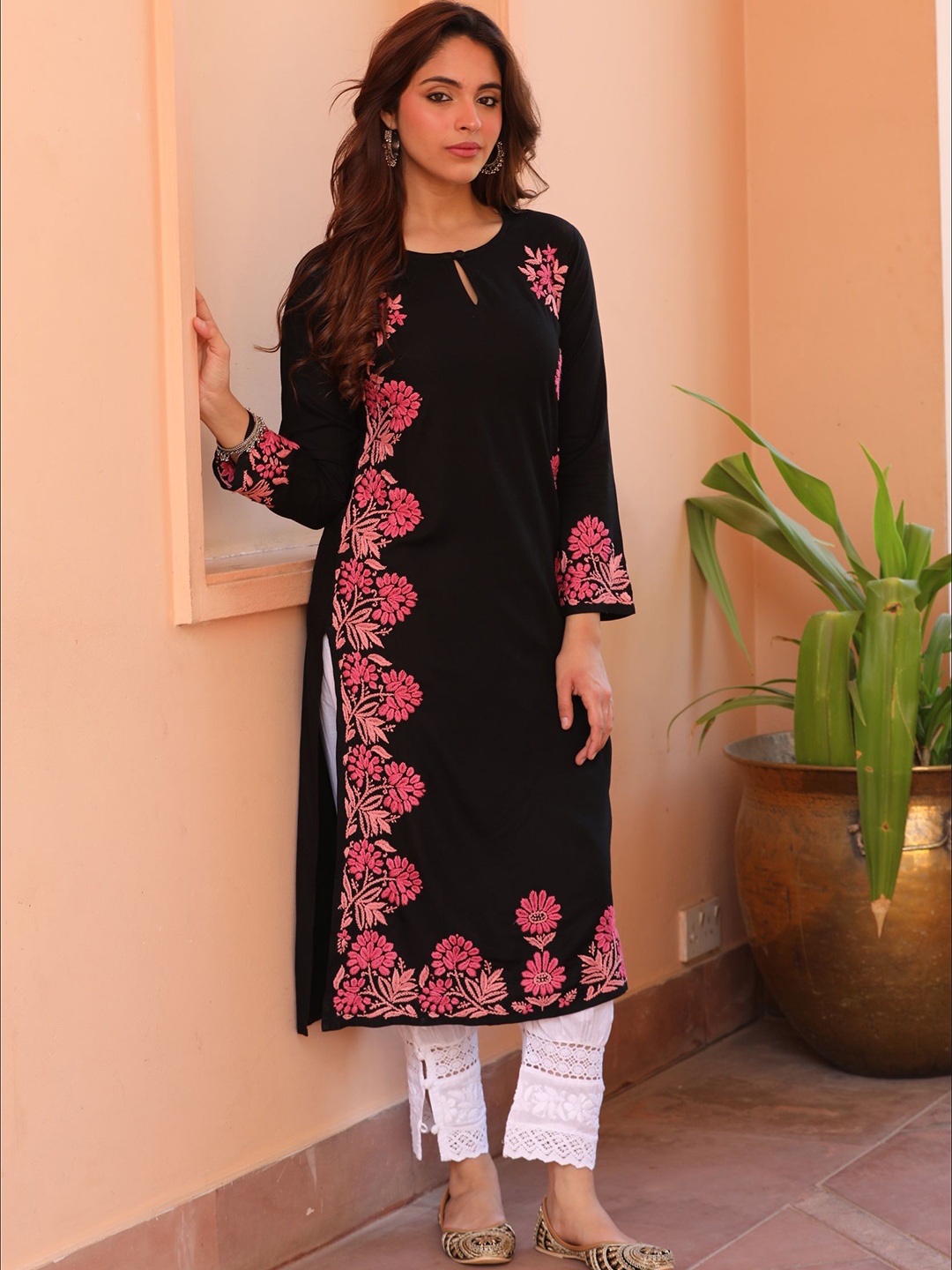 

HOUSE OF KARI Floral Embroidered Chikankari Straight Kurta, Black