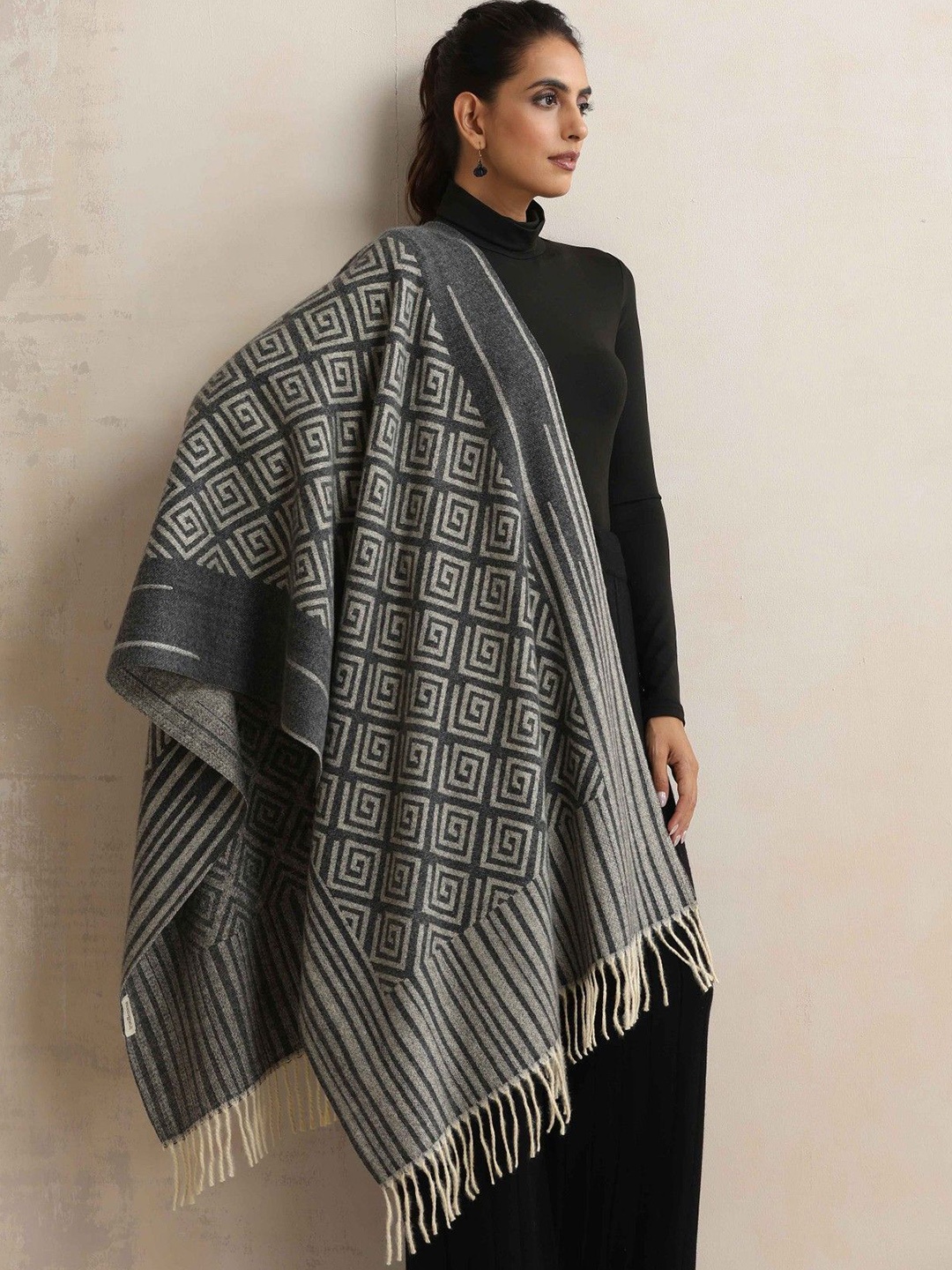 

trueBrowns Geometric Woollen Stole, Charcoal