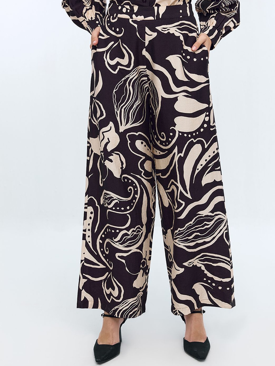 

COVER STORY Women Printed Mid-Rise Regular Fit Parallel Trousers, Black