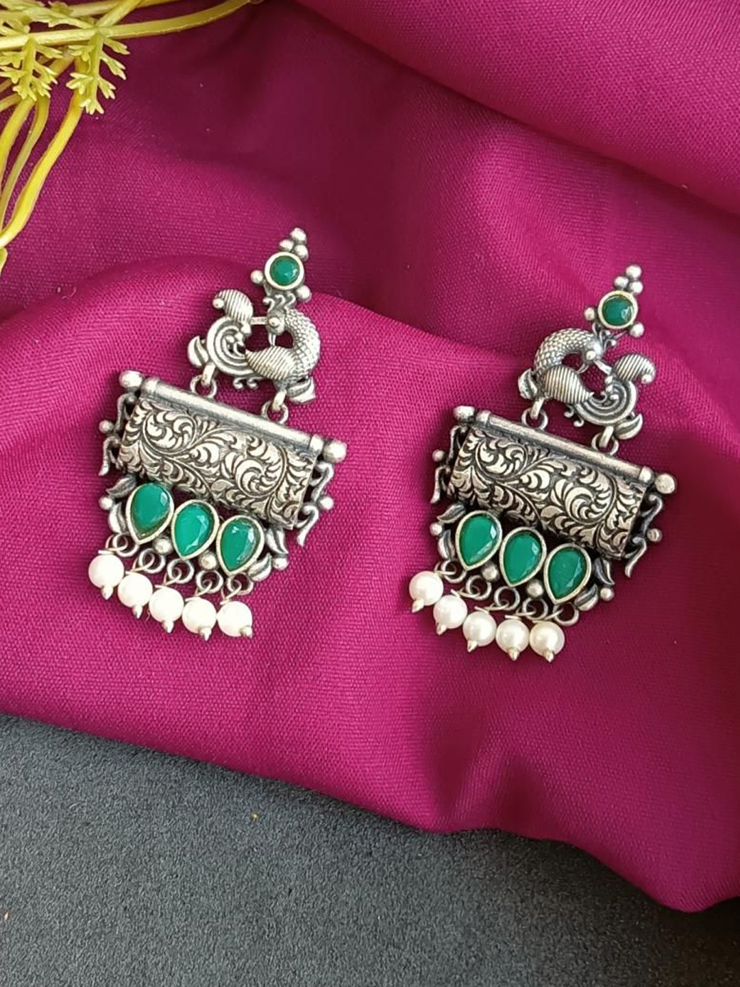 

Efulgenz Contemporary Studs Earrings, Green