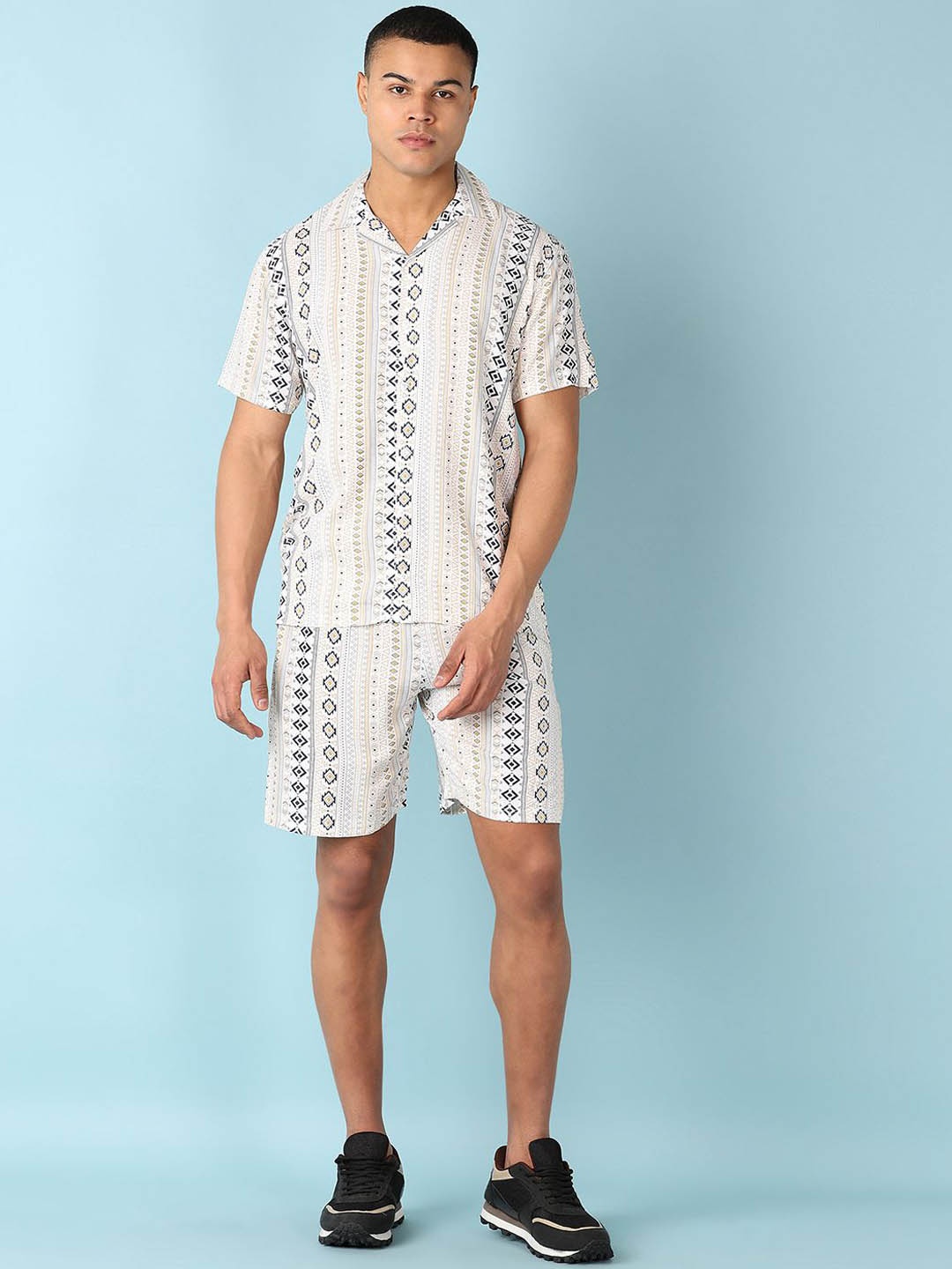 

V-Mart Geometric Printed Shirt Collar Short Sleeves Shirt & Shorts, Beige