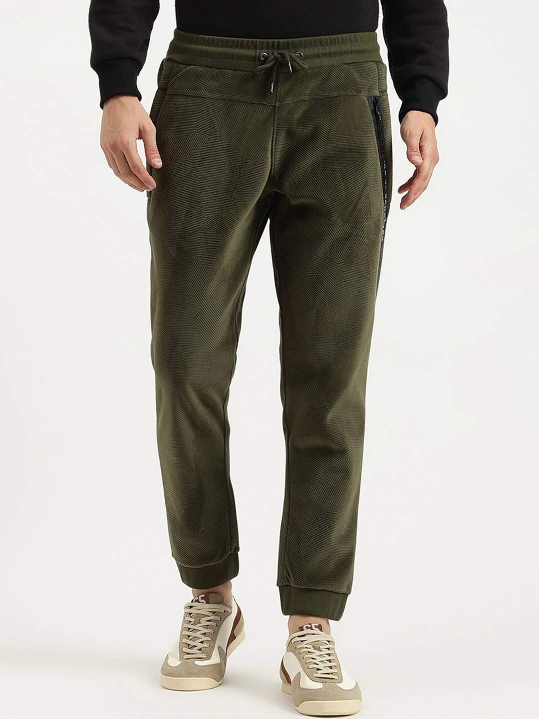 

United Colors of Benetton Men Printed Mid-Rise Trousers, Green