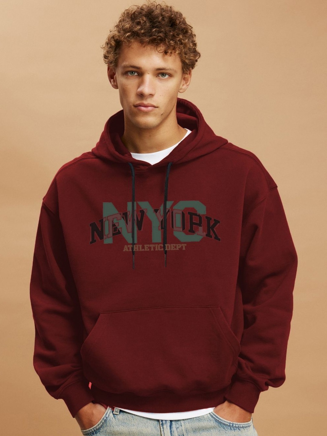 

CLAFOUTIS Men Typography Printed Hooded Pockets Boxy T-shirt, Maroon