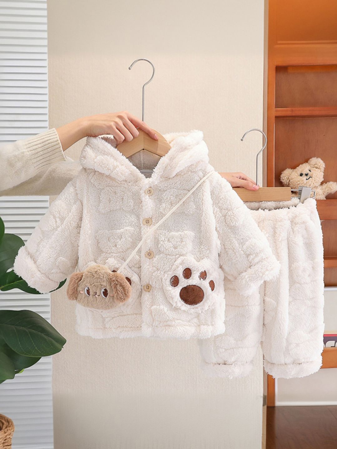 

INCLUD Girls Self Design Hooded Long Sleeves Fleece Jacket With Sweatpants, Off white