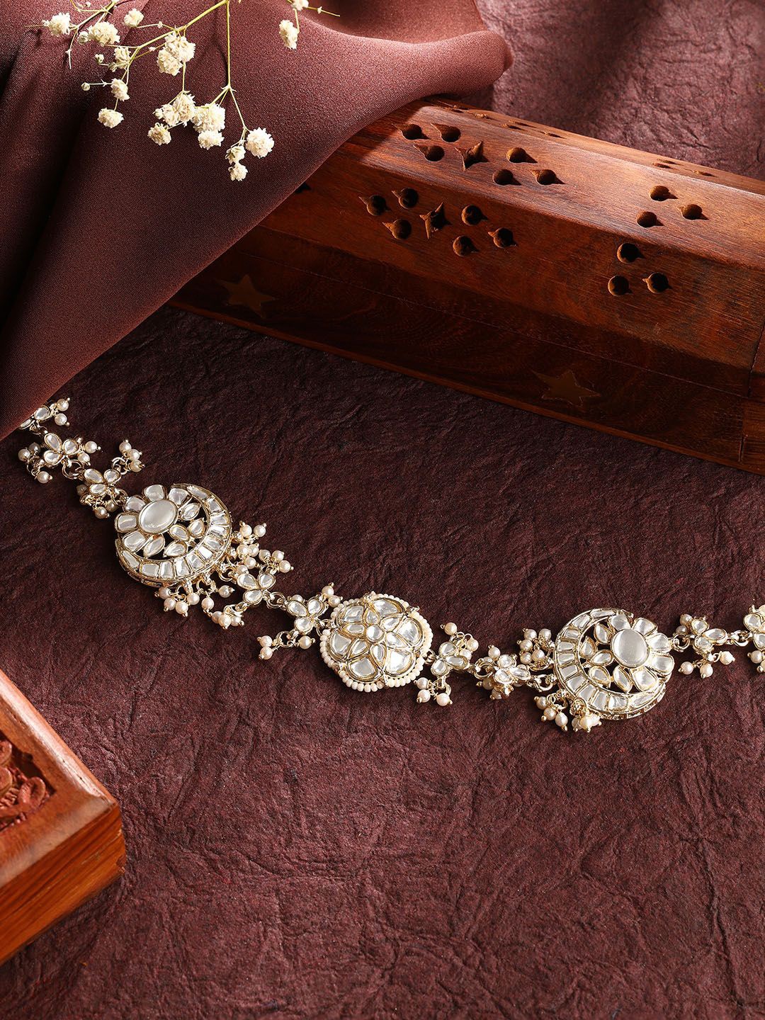 

Priyaasi Women Gold-Plated Kundan-Studded & Beaded Matha Patti Head Jewellery