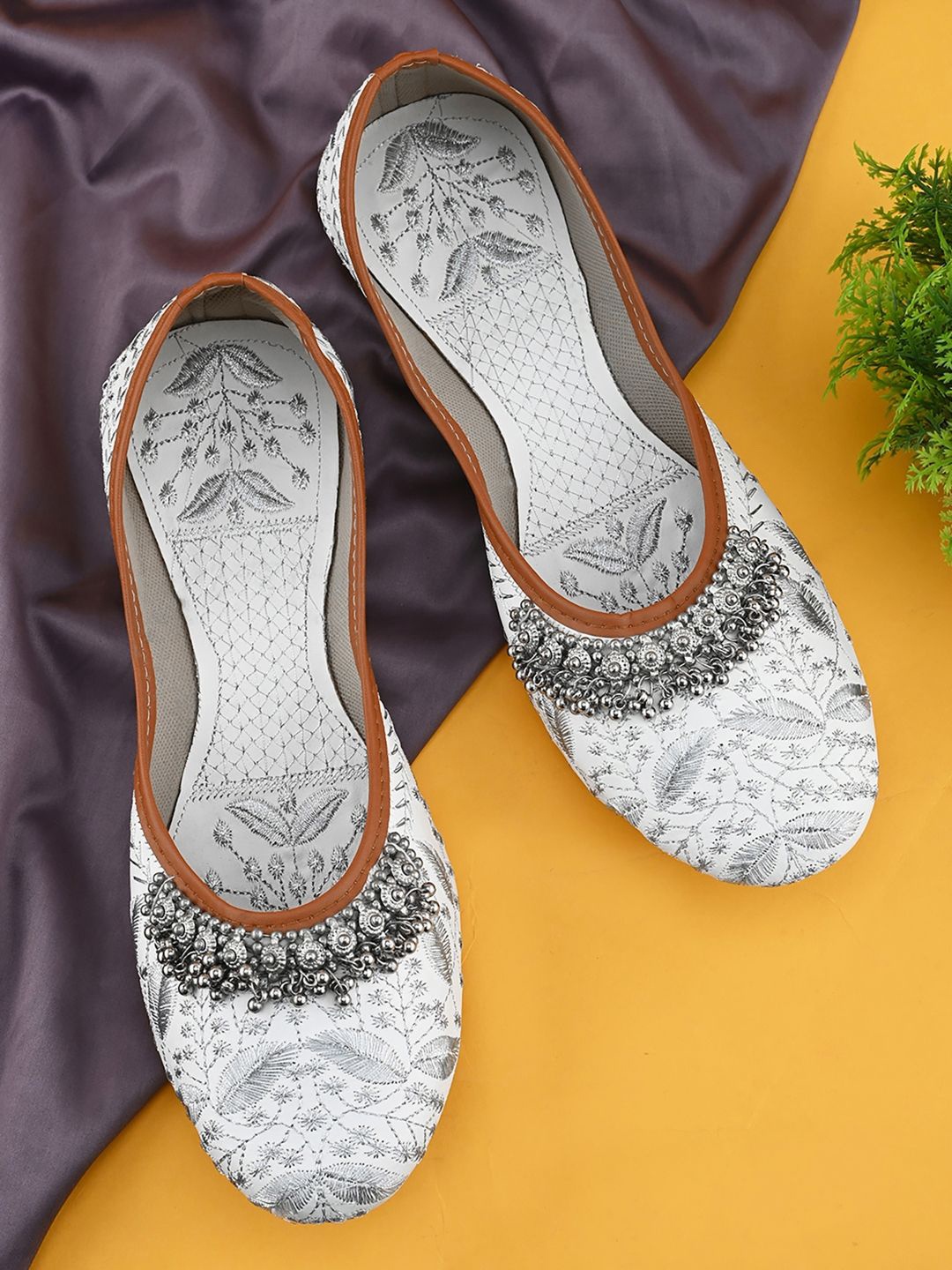

Apratim Women Embellished Round Toe Mojaris Flats, White