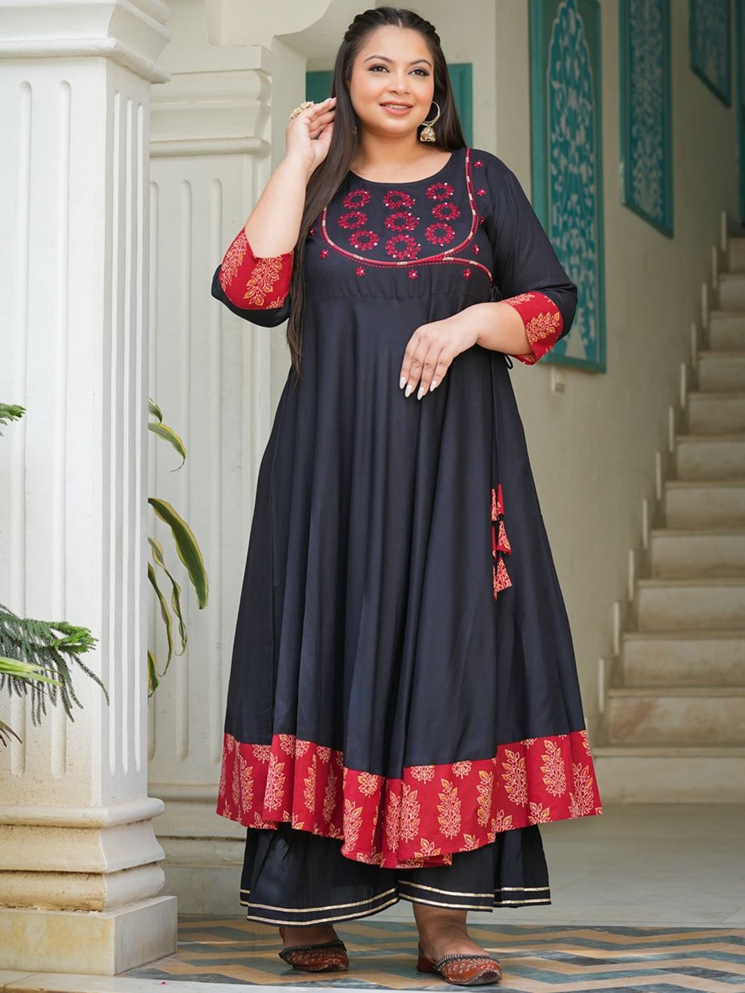 

IKRASS Geometric Embroidered Sequinned Panelled Anarkali Kurta, Black